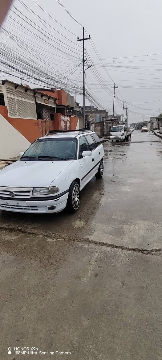 السلام عليكم سيارة استرا للبيع موديل 93 حجم 16 رقم بغداد الدولي السنوية لغاية 2031 بأسمي صبغ احزام جمالية طخم تايات جديد السعر 50 تواصل على الرقم *********** / *********** مكان السيارة موصل أيسر
