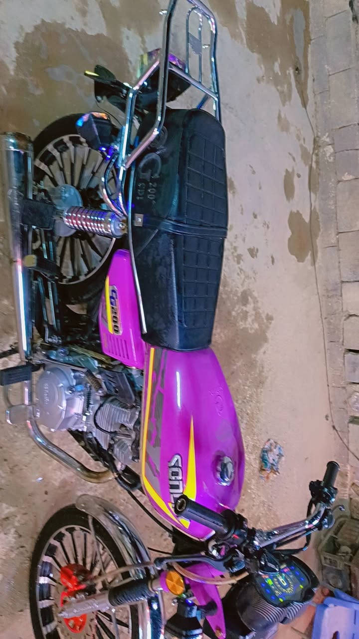 للبيع أو المراوس.. سونلينك (SONLINK CG200) موديل 2026 بحالة الوكالة! 🏍️🔥
العبارة:
"الزين ما يحتاج حجي، عينك ميزانك.. دراجة جديدة وجاهزة وما ناقصها برغي، مال قنية وراحة بال."
​📊 المواصفات والترتيب:
​الموديل: 2026 (بعدها بأكياسها ونظافة توب).
​المحرك والجير: محرك 200 سي سي، 5 جير (عزم وسرعة بالشارع).
​الممشى: ماشية 3000 كم فقط (بعدها على السحق وبحالة الفول).
​الوضعية القانونية: كاملة الأوراق وكافلها من كل شيء.
​الإضافات: شاشة ديجيتال بلادية ذكية ومتطورة، لايت أمامي زينون معدل ومنظومة إضاءة كاملة، ويل بريج مميز، والترتيب مثل ما واضح بالصور.
​💰 السعر والمراوس:
​السعر النهائي: 900,000 دينار عراقي ( وبيها مجال وسعر مناسب جداً مقارنة بنظافتها).
​المراوس: متواجد للمراوس حسب الرغبة، إذا عندك شيء يسوى وتوب نتفق إن شاء الله.
​للتواصل والاستفسار: [***********]
