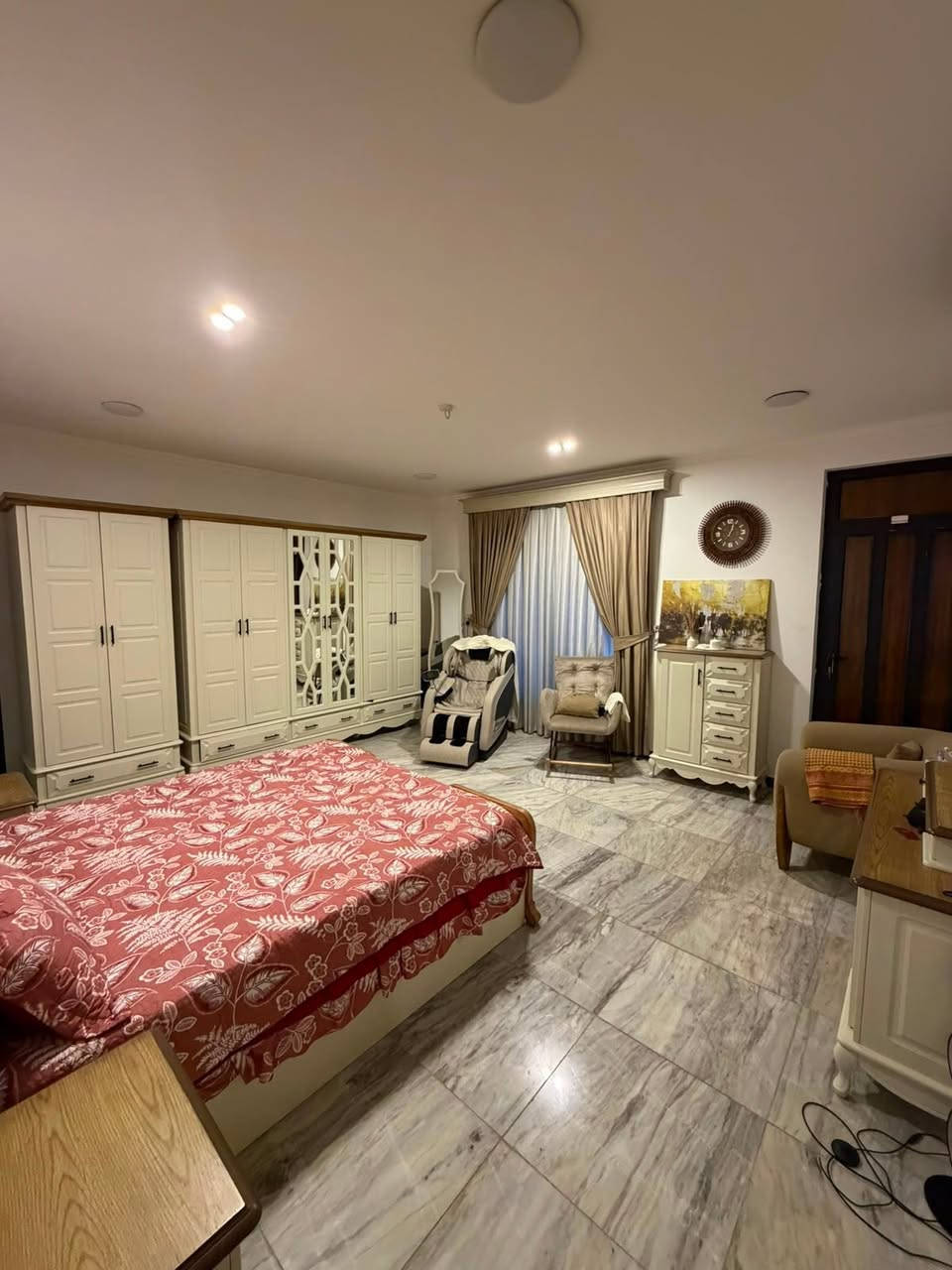 �✨ للإيجار في السيدية – بيت راقي ومميز ✨🏡

🌟 بيت بمساحة 150م
🛏️ يتكون من:
✅ 4 غرف نوم
✅ صالة واسعة
✅ مطبخ مرتب
✅ خدمات متكاملة

🔥 مؤثث بالكامل (أثاث زيرو)
⚡ كهرباء مجانية
☀️ منظومة طاقة شمسية
🏠 البيت جديد ونظيف
🎙️ نظام أليكسا للتحكم بالصوت

💰 السعر: 2,500,000 دينار فقط

📞 للاستفسار والحجز:
مكتب الرواد للوساطة العقارية
📱 ***********
📱 ***********

✨ راحتك تبدأ من هنا… بيتك الذكي بانتظارك
