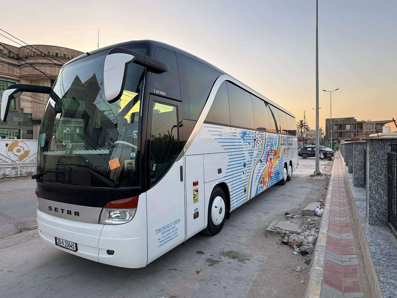 السلام عليكم
باص سيوف ١٧ للبيع
مكينه ٨ 
كير جوك 
تبريد زعانف 
٥٨ نفر 
موديل ٢٠٠١
السياره جاهزه من كلشي 
السعر ١٢ ونص وبيها مجال 
للاستفسار 
***********
***********
