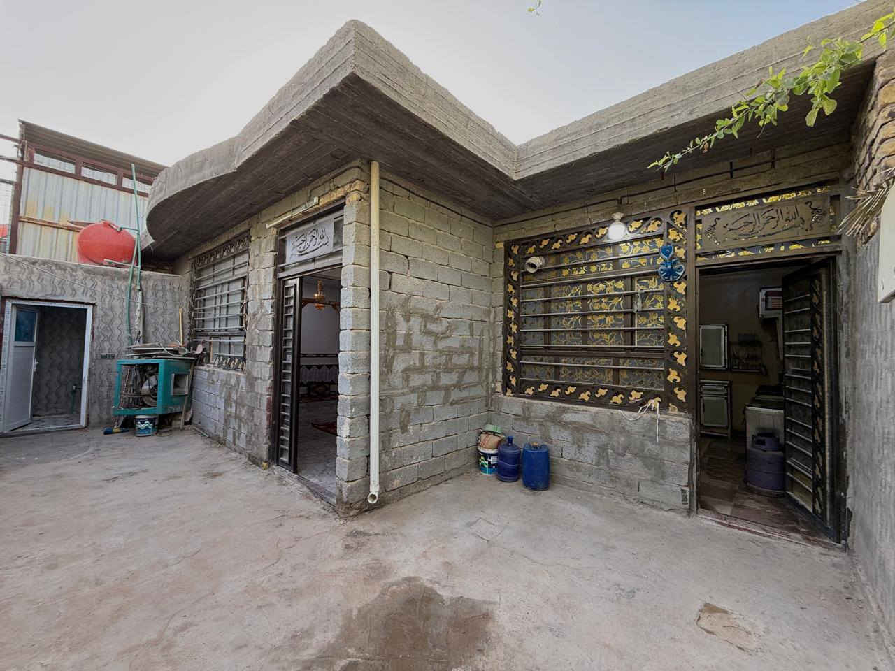 🏡 بيت للبيع – حي ميسان / الزراعي 🏡 قرب سيطرة الشياب
📍 الموقع: حي ميسان بل الزراعي على شارع 60 الأربع سايدات مجاور محطة غسل  الذبحاوي
📐 المساحة الكلية: 271 م
🏗 مساحة البناء: 231 م
🌳 حديقة أمامية على الشارع بمساحة 40 م تصلح مشروع محلات
✨ البيت موقعه على  أربع سايدات ويتكون من: ▪️ غرفتين نوم (5×5)
▪️ صالة كبيرة (5×7)
▪️ استقبال واسع (8×5)
▪️ مطبخ (6×5)
▪️ حمام عدد ٢ 
البيت مرتب وموقعه ممتاز وقريب من الخدمات.
📞 للاستفسار  ***********
