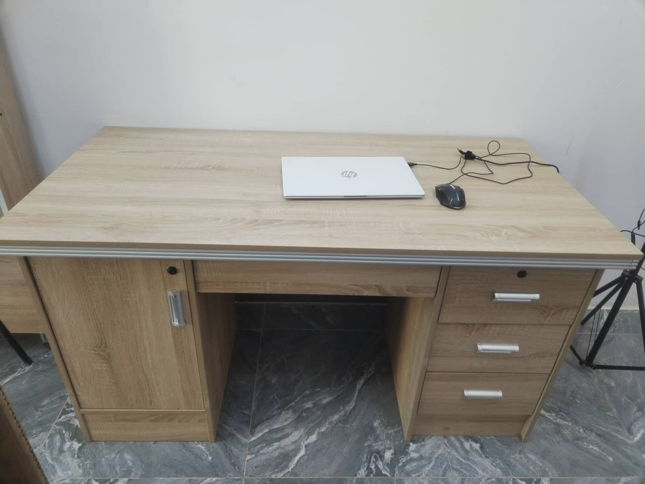 السلام عليكم ميز مكتبي جديد للبيع قبل شهر أخذته بس ماحتاجه حجم كبير الي يفيده يتواصل وياي علا هاذه الرقم ***********
