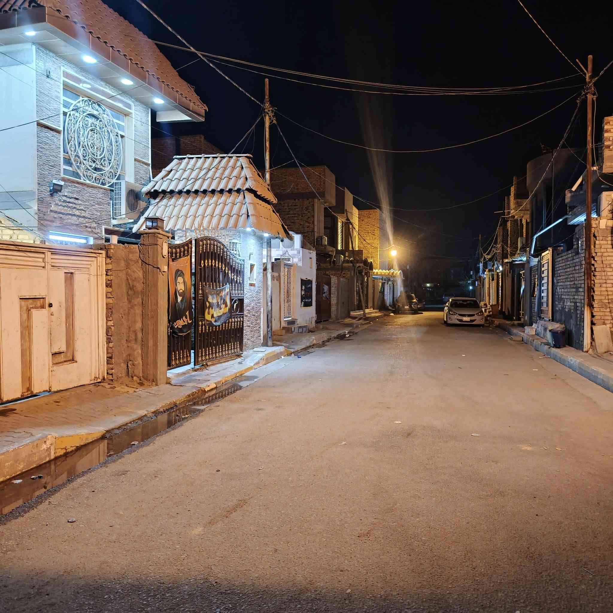 السلام عليكم 
دار للبيع حي الحضارة خلف مدرسة العبير المساحة ١٠٠م 5×20 يتكون من الطابق الأول استقبال وصالة ومطبخ وحمام داخلي وصحيات خارجية وطارمة صغيرة ومنور 
الطابق الثاني غرفتين نوم وغرفة كاملة سقف سندويج 
البناء عگادة والأرضية مرمر والسقوف مغربي للاستفسار ***********
