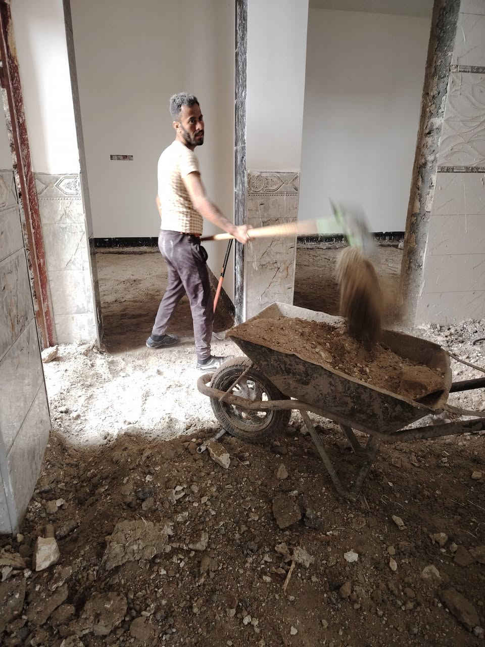 السلام عليكم شغلنا ليل ونهار برمضان يوجد كادر عمل جاهز  تصعيد مواد  / تنضيف بيوت  / تفليش  / تكشيط  / دفن نهري  / شقلنه ليل ونهار  / وماعليك بكلشي تاخذ شقل جاهز مني  / ومعداتنه جاهز وسياره تجيك للبيت ماعليك بس تصال على رقم/  ، ***********
