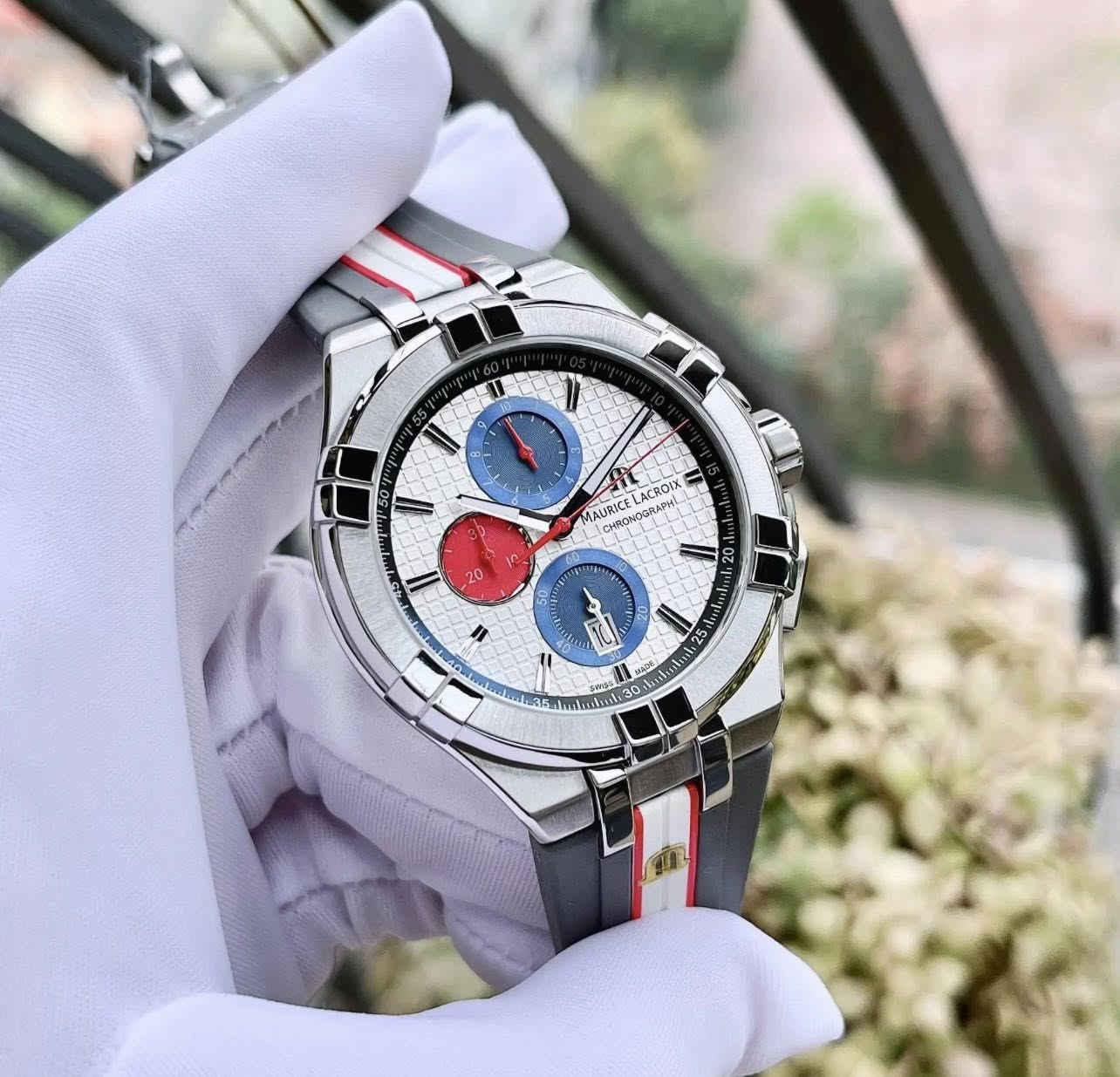 لأول مرة في إصدار كوارتز لساعة AIKON ، يتميز مينا الإصدار المحدود من الإصدار المحدود AIKON Chronograph Quartz Mahindra Racing بنمط مربع. يوجد الكرونوغراف في علبة خفيفة الوزن من التيتانيوم بقطر 44 ملم وتتميز بقرص لامع مع ثلاثة عدادات متباينة ولمسة نهائية بأشعة الشمس.

يقع مؤشر الثواني الصغيرة عند موضع الساعة 6 ، و 1/10 من العداد الثاني عند الساعة 12. كل من هذين العدادات باللون الأزرق ، في حين أن عداد 30 دقيقة الكرونوغراف عند الساعة 9 باللون الأحمر. مقياس الدقائق الرمادي حول القرص يجعل من السهل قراءته. تمثل الألوان الأزرق والأحمر والرمادي إيماءة لسيارة ماهيندرا لسباق الفورمولا إي. ويكتمل النموذج بحزام ملون مستوحى من السباق ، ويمكن رؤية ظهر العلبة منقوشًا بقميص فريق ماهيندرا الخاص بالسباق.

العلامة التجارية، والبائع، أو اسم مجموعة موريس لاكروا
موديل AI1018-TT031-130-2
رقم القطعة AI1018-TT031-130-2
الشكل مستدير
نوع نافذة المينا الياقوت الكريستال
نوع العرض التناظرية
مشبك مشبك
هيكل الساعة التيتانيوم
قطر الهيكل 44 ملليمتر
سمك الهيكل 11.25 ملليمتر
خامة السوار سيليكون
حجم الفرقة معيار الرجال
لون السوار رمادي
لون مينا الساعة فضي
حافة الإزميل التيتانيوم
التقويم السنوي التاريخ
مميزات خاصة الكرونوغراف
حركة الكوارتز السويسرية
عمق مقاومة الماء قدم 330.00
 

الرجال السويسري
 
موريس لاكروا كرونوغراف إصدار خاص ماهيندرا ريسينغ AI1018-TT031-130-2
 
الساعات تتميز
 
غير عادي
 
والشكل النموذجي للحالة. سوف يجذب هذا النموذج عشاق الساعات الرياضية بشكل خاص ، وهو مناسب لمعظم المناسبات.

ماهيندرا راسينغ
 
هو فريق لرياضة السيارات مقره في بانبري بالمملكة المتحدة ويتنافس مع رخصة سباق هندية. يتنافس الفريق حاليًا في بطولة FIA Formula E Electric منذ الموسم الافتتاحي في عام 2014. مثل موريس لاكروا ، تمتلك Mahindra Racing
 
فهم عميق للميكانيكا
 
والمهارات المطلوبة لتحقيق أقصى قدر من الأداء وتعلم أن كل ثانية مهمة. كلاهما يشتركان أيضًا في شغف النجاح والاهتمام بالكوكب والبيئة.

استخدم
 
موريس لاكروا كرونوغراف إصدار خاص ماهيندرا ريسينغ AI1018-TT031-130-2
 
لديه حالة مصنوعة من
 
التيتانيوم، والذي يكمله حزام مطاطي بإبزيم شائك. داخلها ، صناعة سويسرية
 
روندا 3540 د
 
حركة بطارية بخمس قطع جواهر موثوقة. بالإضافة الى
 
تاريخ
 
شاشة موجودة في مؤشر الساعة السادسة ، تتميز الساعة أيضًا بوظيفة ساعة توقيت مع القدرة على القياس حتى 30 دقيقة. على الغلاف الخلفي للساعة نجد
 
شعار
 
فريق سباق ماهيندرا.

استخدم فضي
 
الاتصال الهاتفي محمي بواسطة أ
 
الكريستال الياقوتي بطلاء مضاد للانعكاس
 
هذا هو أقصى مقاومة للخدش. ال
 
تألق سوبرلومينوفا، وتقع على
 
يد، تمكن من الوضوح في الظلام وظروف الإضاءة المنخفضة. مقاومة الماء لهذا النموذج هي
 
100m، حتى تتمكن من التعامل مع الماء بشكل أكبر ، مثل السباحة. يتم دعم مقاومة الماء العالية بواسطة تاج لولبي.
تابع كل ماهو جديد ومميز ونادر
توصيل موجود 🚚
حجز خاص


**إذا كنت صاحب هذا الإعلان وتريد حذفه لأي سبب، رجاءا أرسل رسالة إلى الدعم الفني**