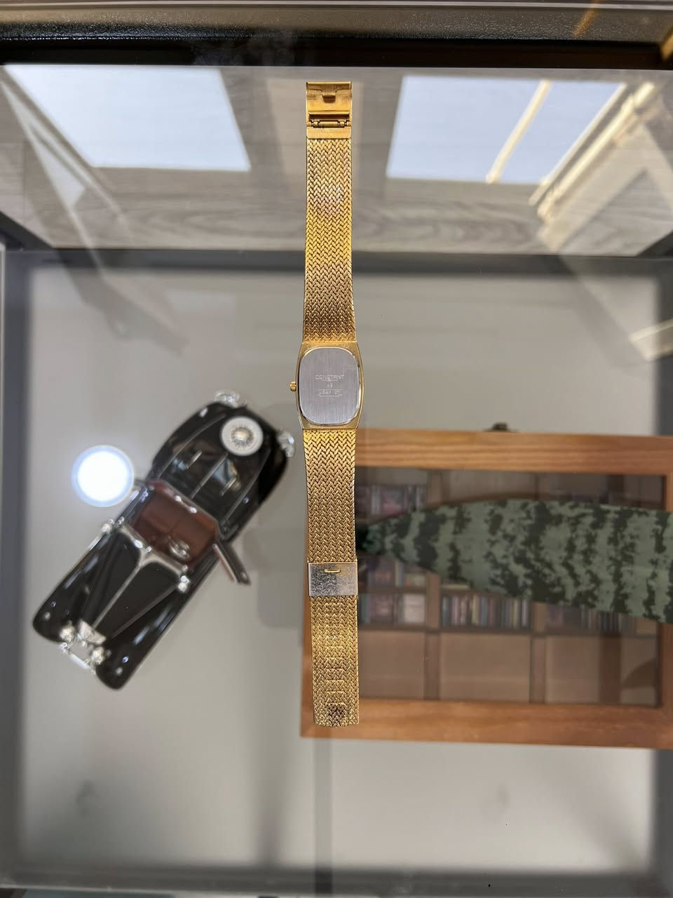 ساعة رجالية من ماركة Constant – تصميم كلاسيكي فخم
•     القطر: 32 مناسب الذين يحبون الساعات الصغيرة والأنيقة (ستايل كلاسيكي / فنتج)
 • الحركة: كوارتز يابانية (كوارتز – دقة عالية)
 • المينا: أسود أنيق بتصميم بسيط مع مؤشرات ذهبية
 • شكل العلبة: مستطيل (Vintage / Dress Watch)
 • الخامة: مطلية بالذهب
 • السوار: سوار ذهبي مدمج بتصميم شبكي فاخر
 • ظهر الساعة: ستانلس ستيل محفور
 • الزجاج: زجاج معدن
    ▪️للمزيد من التفاصيل يرجى التواصل على الخاص 🔻


**إذا كنت صاحب هذا الإعلان وتريد حذفه لأي سبب، رجاءا أرسل رسالة إلى الدعم الفني**