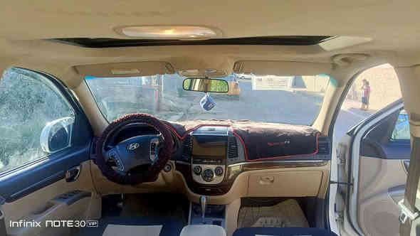 السلام عليكم ورحمه الله وبركاته 
للبيع هيونداي سنتاڤي 2011 فول عده البصمة محرك 6 لا صرف ولا نفخ 7 راكب 3 قطع تبريد فتحة سقف السيارة بأسمي شرط الوكاله او التحويل بيها قطعتين صبغ بدون دواخل شرط 
للأستفسار  ***********
