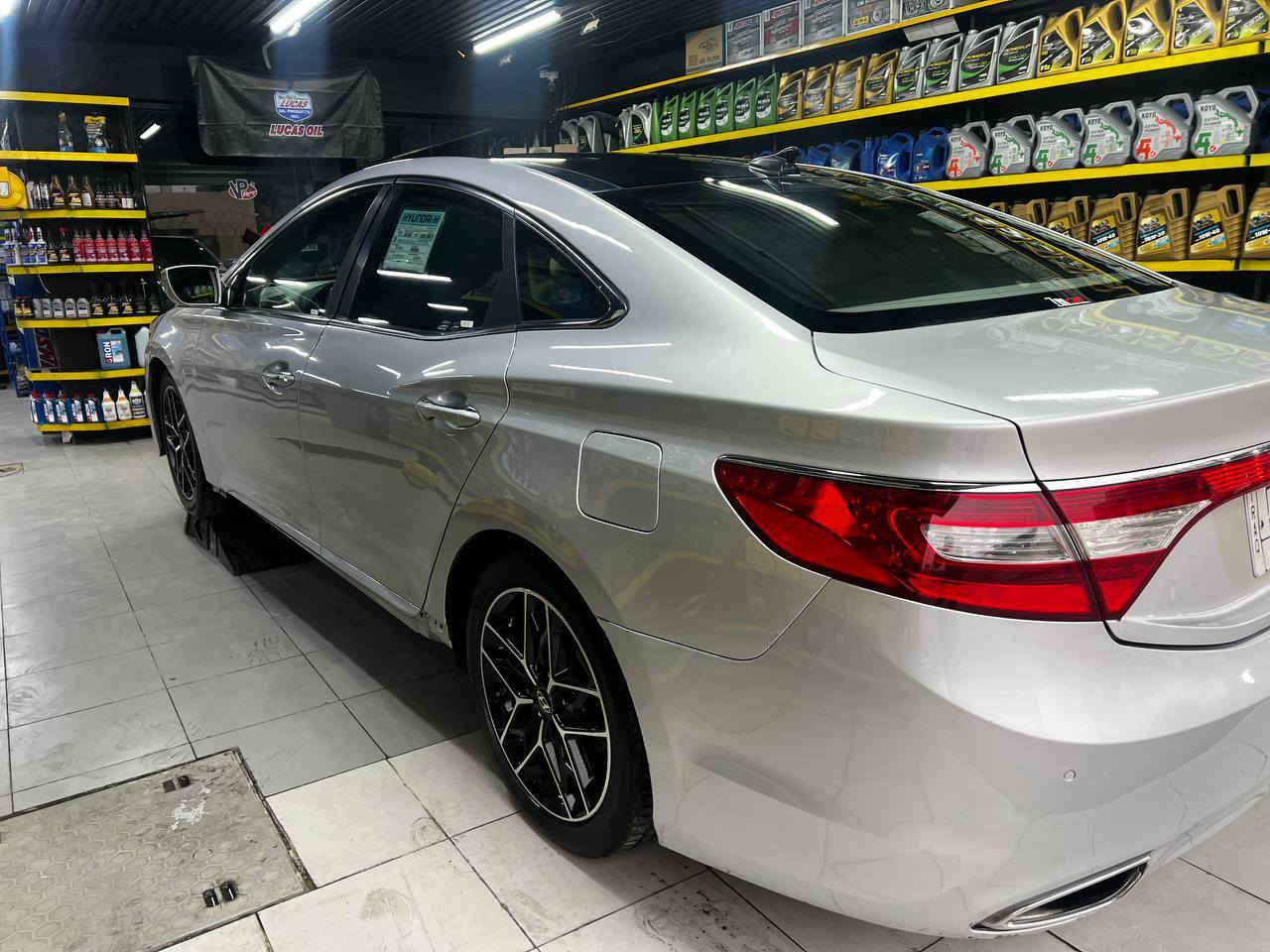 هونداي ازيرا 2013 مغلفة بالكامل ppf لون سلفر امريكي
ماشية 160 الف وقابل للزيادة
رقم بغداد باسمي 
محرك 3300 المرغوب ما مفتوح شرط 
بيها  جاملغ السايق ضرر داخل العراق مبدل ومصبوغ  وحادثه البنيد ودعامية فقط بدون دواخل ومبدلات  ومصبوغة الدعامية الامامية والخلفية فقط
سياره فول و1 على 1 vip  تبريد وتدفئة بالكشنات 
بصمه ابواب بصمه تشغيل بصمه بالصندوق 
بنوراما 
حساسات امامي خلفي 
لايتات زنون 
برده خلفيه كهرباء
برده على ابواب الخلف 
المرايه الداخليه تعتيم 
اناره بالدشبول 
اشاره ترحيب عند الاقتراب من السياره 
اشاير بالمري 
مانع انزلاق 
الاناره الداخليه لد 
الكشنات الاماميه تحكم كهربائي 
مراية قلاب
الجامات الاماميه اوتو 
تحكم كامل بالستيرن 
مثبت سرعه
ارضيه مغلفه  
قطعتين تبريد
صدر وحدادية جديد
منظومة تبريد جديدة
تخم تاير حديد هانكوك
مكان السياره بغداد
السعر 125
وللاتصال *********** وبي واتساب
