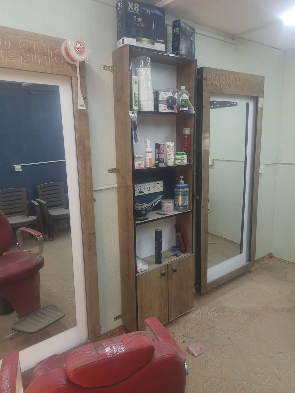 السلام عليكم مري 2 وفاترينه بعدهن جدد وكرسي للبيع عنواني بغداد الزعفرانيه قيم بل يرضي الله رقمي ***********
