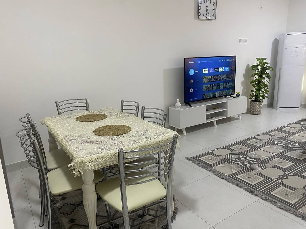 اثاث صالة وطعام جديد مدة الاستعمال شهر واحد للبيع المستعجل والسعر جدا مناسب وبي مجال التواصل على الخاص او على الرقم ***********

