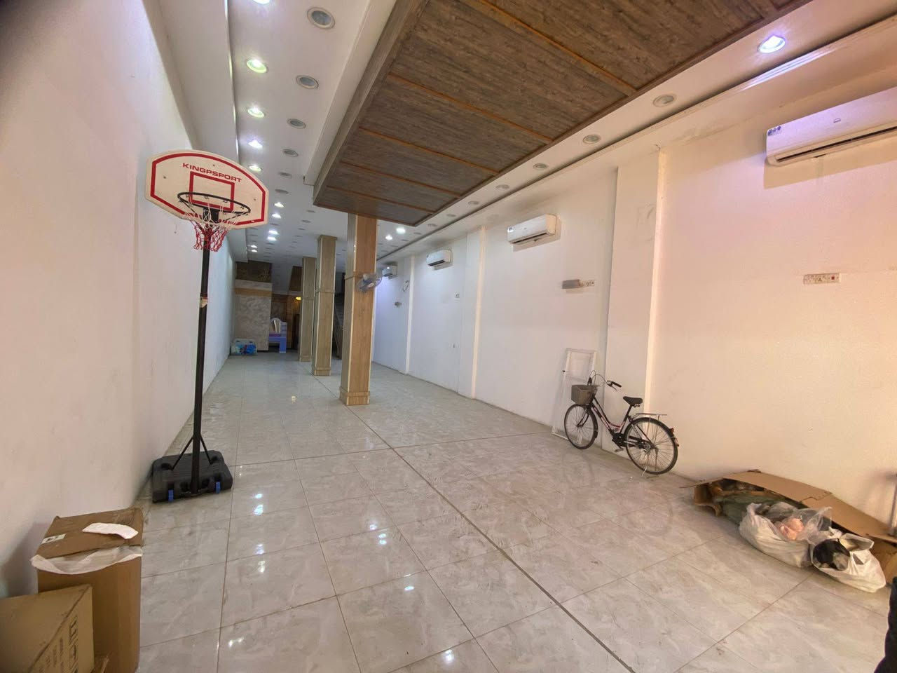 عمارة 6 طوابق للإيجار في منطقة الناظمية خلف معمل جلود مجاور حلويات جواد الشكرجي
العمارة مكونة من 6 طوابق ،مساحة كل طابق 180 متر ،واجهة 6 ونزال 30…

.. أول طابقين كاملة مشطبة ومجهزة بالسبالت ونظام كاميرات تصلح لأن تكون محلات.

.. بقية الطوابق غير كاملة تصلح لأن تكون مخازن.

.. العمارة تؤجر بالكامل أو طوابق…

للإستفسار يرجى المراسلة عبر الخاص أو عبر الرقم التالي:
***********

#عقارات_بغداد #بغداد #عقارات_الكرادة #الكرادة #عقارات_الناظمية #الناظمية
