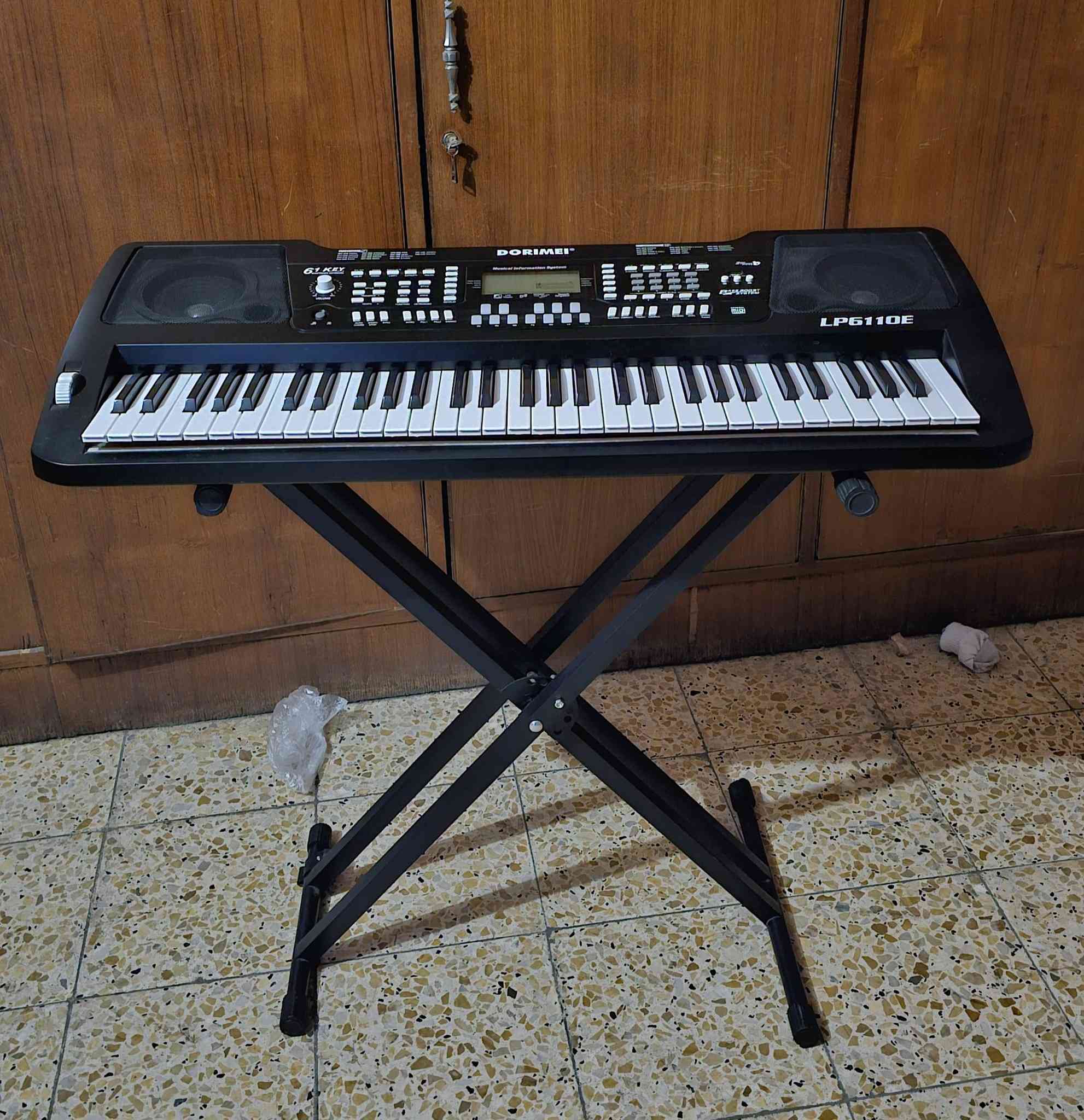 🎹 للبيع كيبورد شرقي 61 مفتاح 🎹
كيبورد نوع LP6110E بحالة جيدة ونظيف
يحتوي على: ✔️ نظام نغمات شرقية (أرباع الصوت)
✔️ سماعات مدمجة ستيريو
✔️ شاشة عرض + تسجيل
✔️ Pitch Bend للعزف الشرقي
✔️ مناسب للمبتدئين والاستخدام المنزلي
📦 مع ستاند جاهز
💰 السعر: ( 175 الف )
للتواصل خاص 📩 واتساب 
***********
