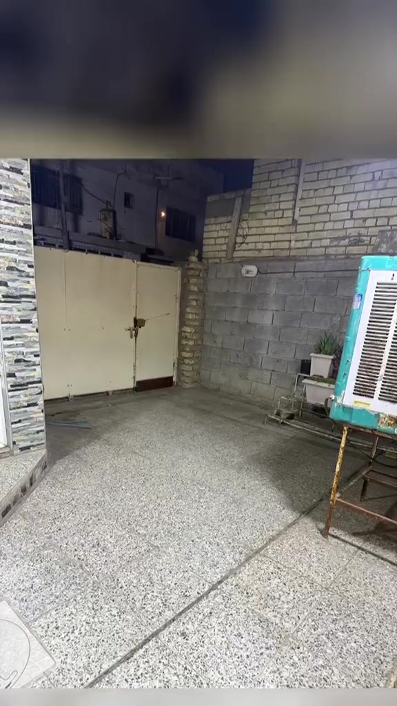بيت للبيع 100 متر الواجهه 5*20
يحتوي على استقبال وصاله ومطبخ والطابق الثاني غرفه وحمام ويوجد غرفه ثانيه يحتاج سكف 
الموقع العبيدي شارع الجامع التقاطع الثالث اول فرع على يسره 
للتواصل والاستفسار مع هذا الرقم ***********
