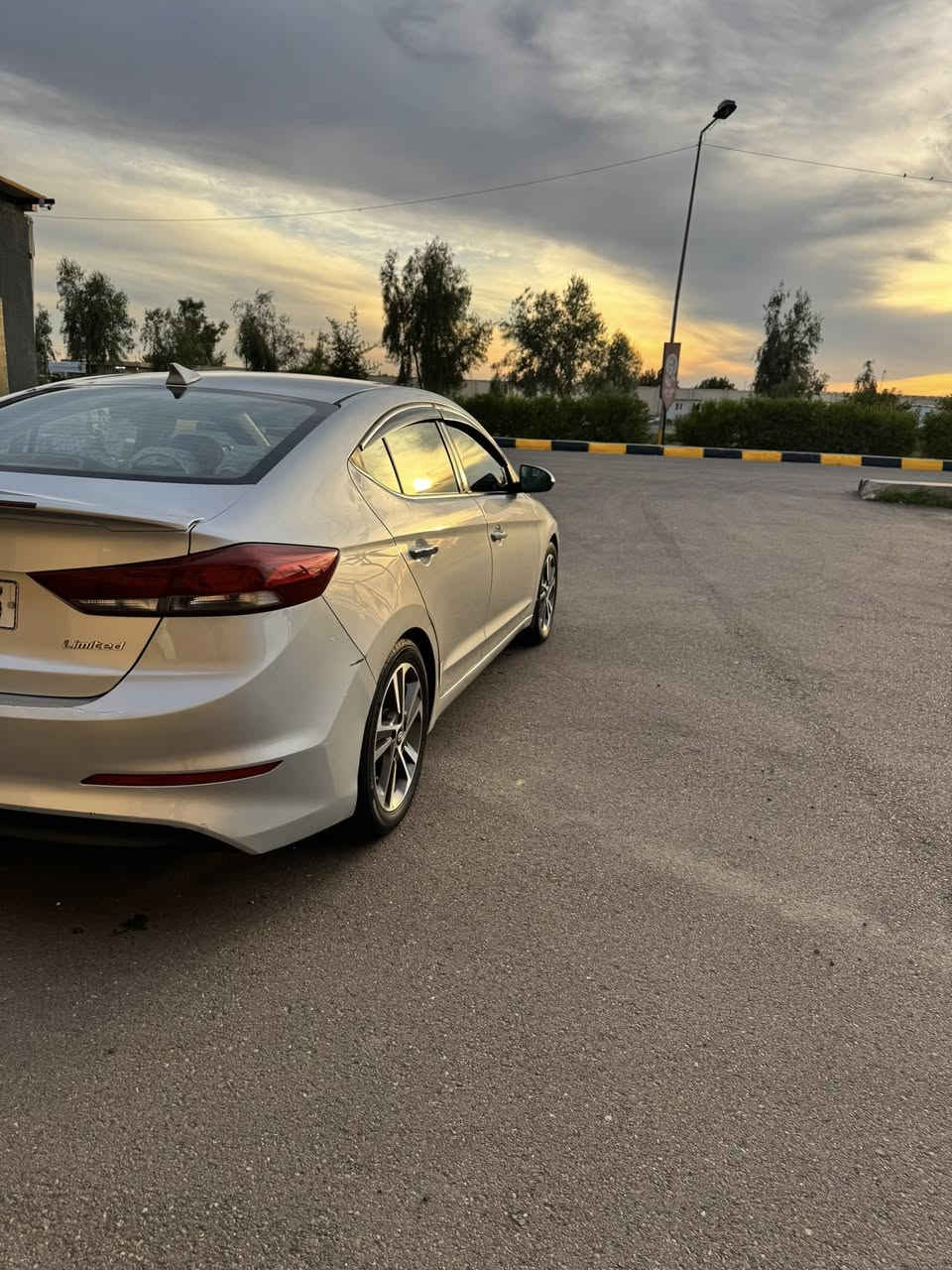 السلام عليكم
من رخصة الادمن 
هونداي ألنترا للبيع 2017 
محرك 2000 دوش 
رقم دولي بغداد بأسمي تحويل مباشر
فول مواصفات 1/1لمتد كشنات جلد تدفئة امامي خلفي 
تبريد مناخ منفصل 
شاشة كامرة دوارة بلادية 
منظومة زنون 
تخم تاير 
باتري جديد
رادار جانبي 
بصمة ترحيب فتح ابواب 
سستم صوت انفنتي دمام
فتحة سقف  
تحكم استيرن جهتين 
صندوق ذكي
حادثها  بأمريكا بنيد فقط بدون دواخل
بال عراق 2 قطع تبديل أصلي بدون دواخل باب أمامي أيمن + جاملغ امامي أيمن 
صدر جديد 
سيارة جاهزة من كلشي   السعر 125$
العنوان بغداد الكمالية 
***********
