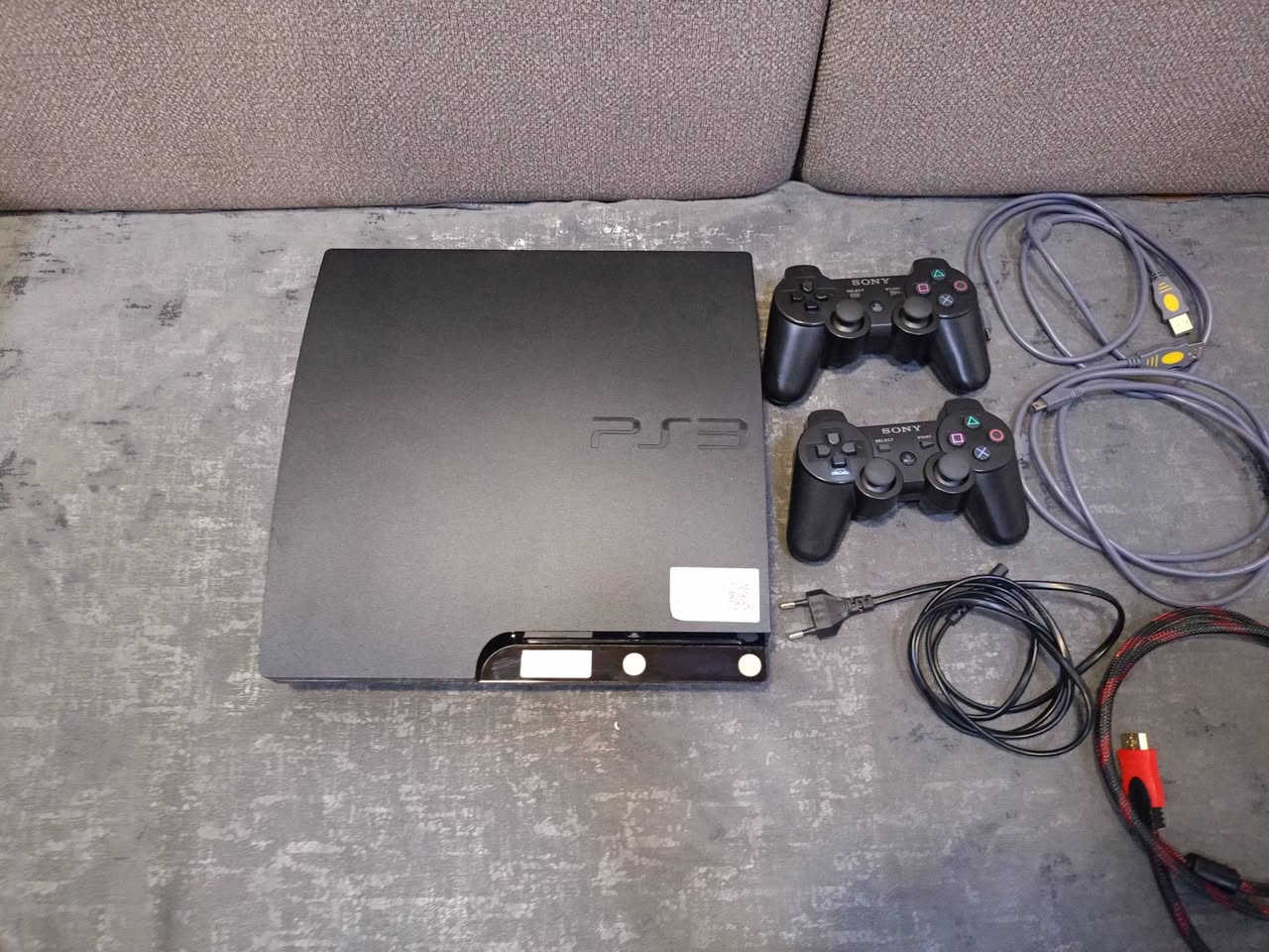 Ps3
بلي 3 سلم للبيع،،  مهكر نضيف ما مفتوح كامل ملحقات السعر 150 الف
للتواصل على الارقام***********
