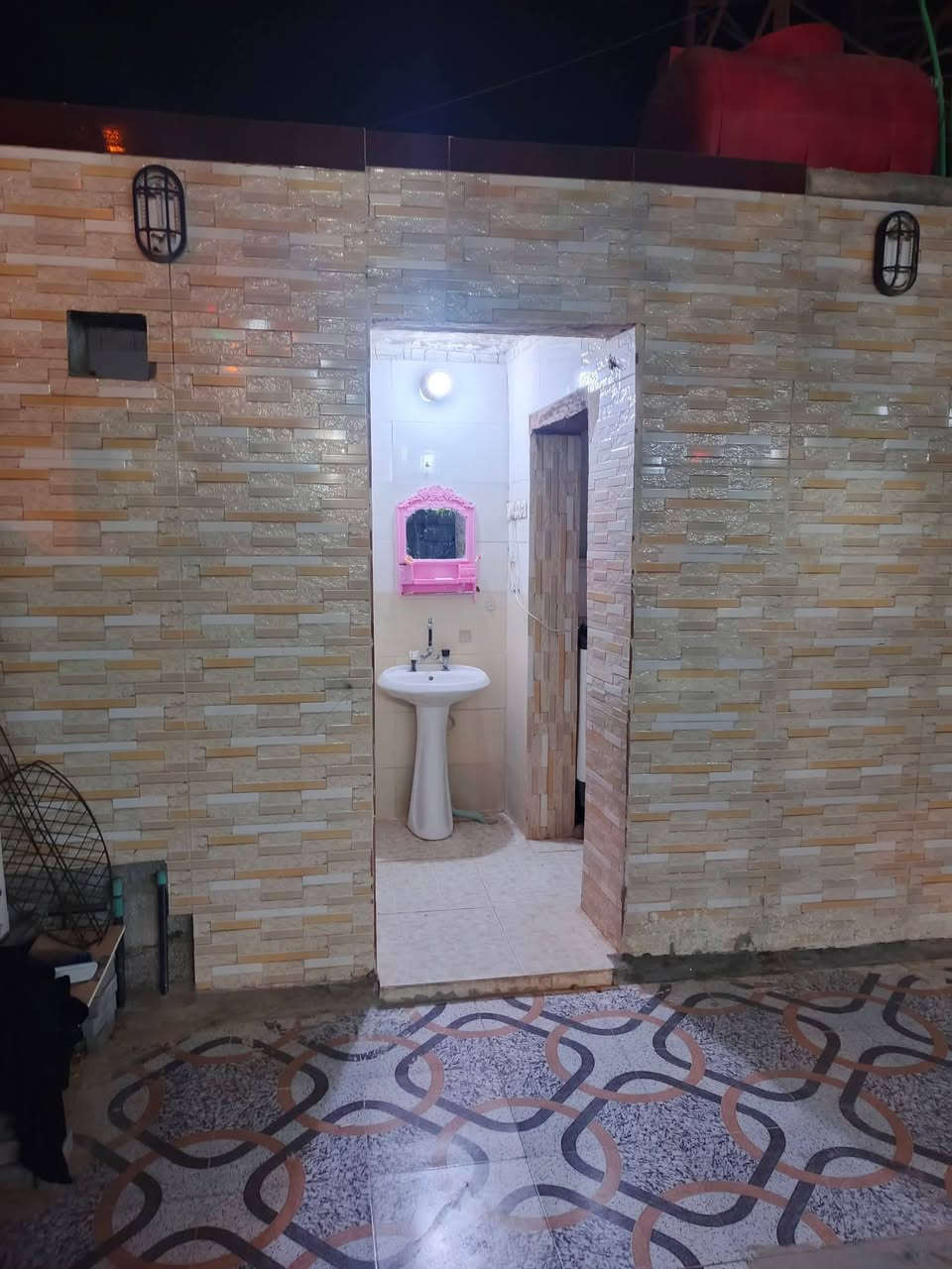 بيت في قضاء الحي منطقه حي الظباط وار قسم البلدي  البيت عباره عن بيتين المساحه 450 طابو صرف تحويل ثاني يوم صب طابرك البيت رقم// 1 // مطبخ سيراميك حديث //3 // طول // العرض// 4//  متر هو صاله //9//متر  طول عرض  //4 // متر   غرفتين نوم 💤 //هول طول 10 متر // 4 ونص // متر  // حديقه كبيره مع صحبات خارجيه سيراميك ////كراج يتسع سيارات عداد اثنين  عرض الشارع عشرن متر مع انترنيت مع موالد ذهبي  هذ تفصيل البيت رقم واحد 
------------------------------
اابيت الثاني عباره عن صاله //8 // متر طول // عرض // 5 // متر  غرفتين نوم 💤  مطبخ  سيراميك حديث  5 //طول // متر //عرض //4// متر حديقه كبيره  صحيات خارجيه سيراميك حديث السعر خاص  ***********
