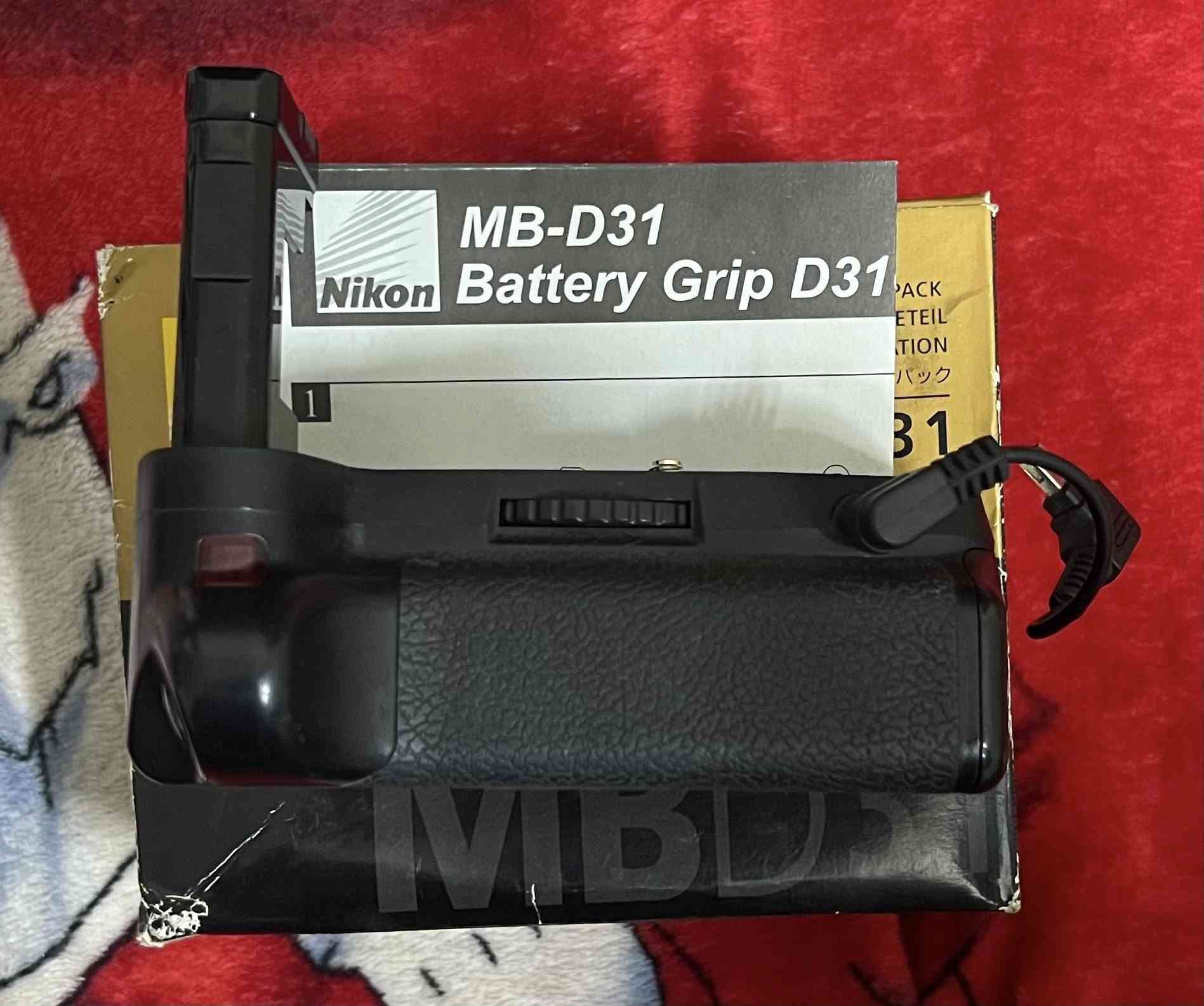 كاميرا نيكون 3300
جديده استخدام شهر ملحقاتها كامله واصليه 
عدسه 18-55 مع زوم رياضي 70-300
كريب نيكون 3300 ياخذ بطاريتين 
السعر 550
مكاني بغداد ***********
