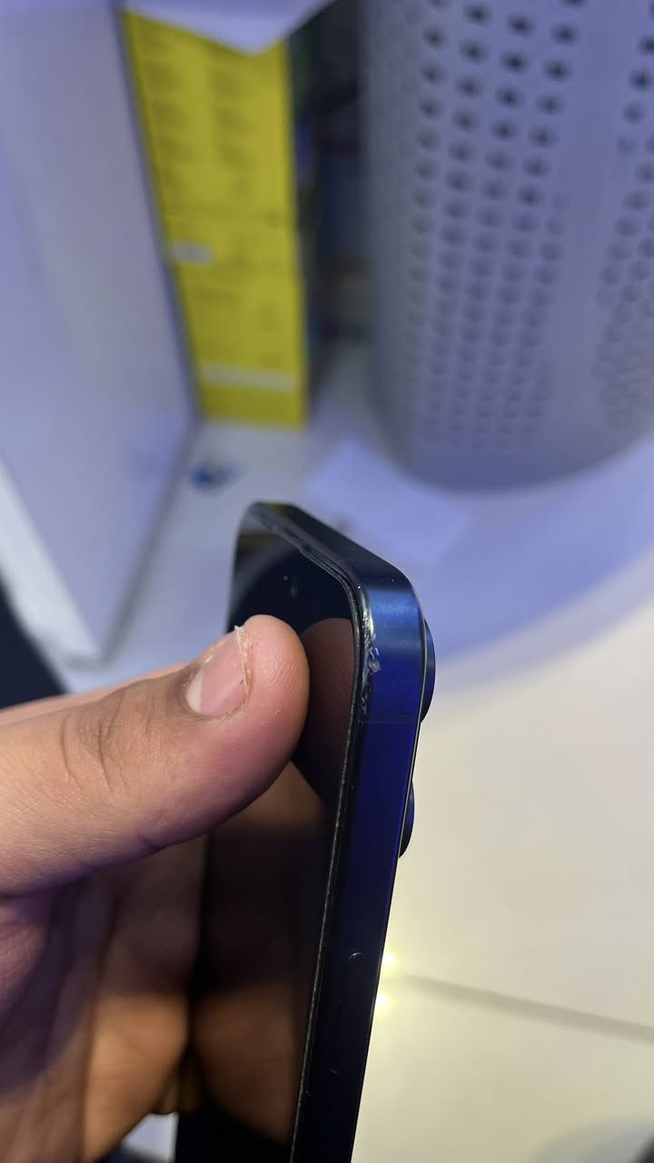 السلام عليكم 15 pro max للبيع جهاز نضيف ومامفتوح شرط ما مفتوح تجي تفحص وتدلل بطاريه ٨٦ دبل سيمكارت 
ذاكره 256GB الجهاز بس شخوط شويه بالاطراف موضحه بصوره شاشه مابيه اي شخط الجهاز بلادي رايده بمليون او ٥٠ وبي مجال للشراي مكاني كربلاء ***********1 واتساب موجود
