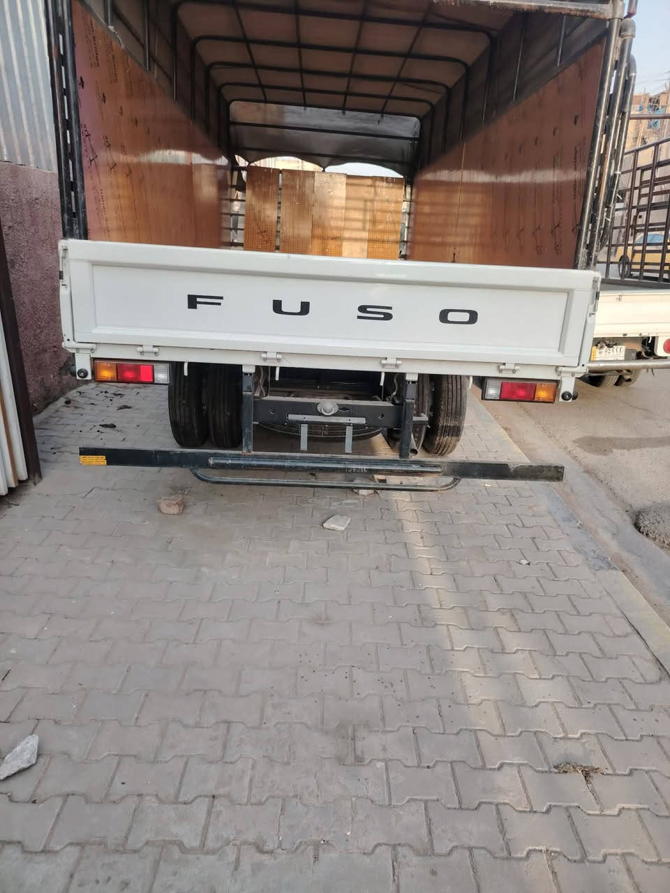 سلام عليكم 
كنتر موديل  ٢٥  طول ٥ متر

ماشيه ٥ الف مرقمه وكامله

دوشمه جنلات بدي مغلف

 بلاويد محجر سقيفه سنويه وهزه جديد

بغداد زعفرانيه او جسر ديالئ القديم

***********
