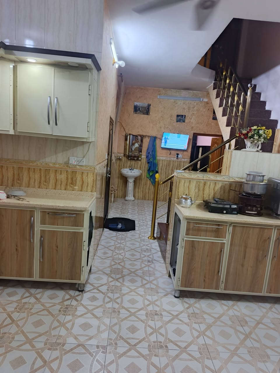 دار للبيع 100متر طابقين في منطقة الثعالبة في العشر الاف 3 غرف نوم وصحيات 3 واحد خارجي وثنين داخلي وصالة ومطبخ ومنور واذا تحبون مع الاثاث او بدون بكيفكم للتواصل مع صاحب الدار 
***********

