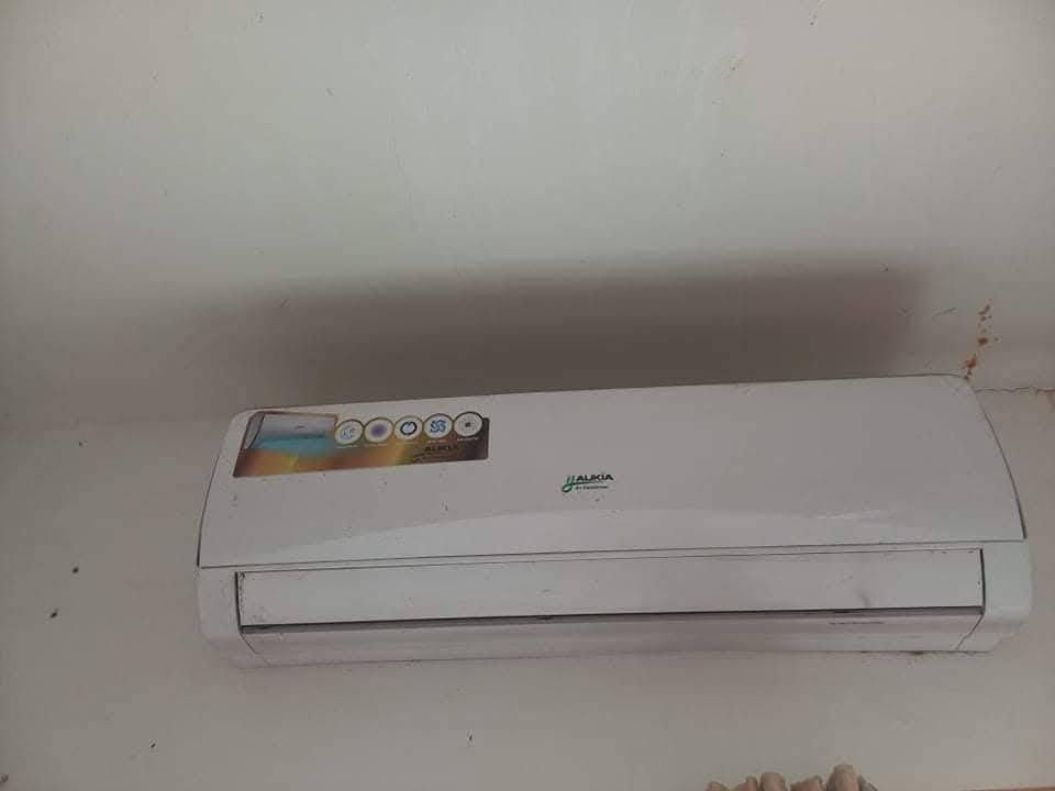 السلام عليكم ورحمه الله وبركاته
مستعدون لتصليح  وبيع وشراء كافة الأجهزة الكهربائية 
ومكيفات الهواء و ،
اذا كان عندك مكيف او سبلت عاطل   اتصل على
الرقم ***********  او ادخل خاص على الصفحة الشخصية ،
علي اياد
