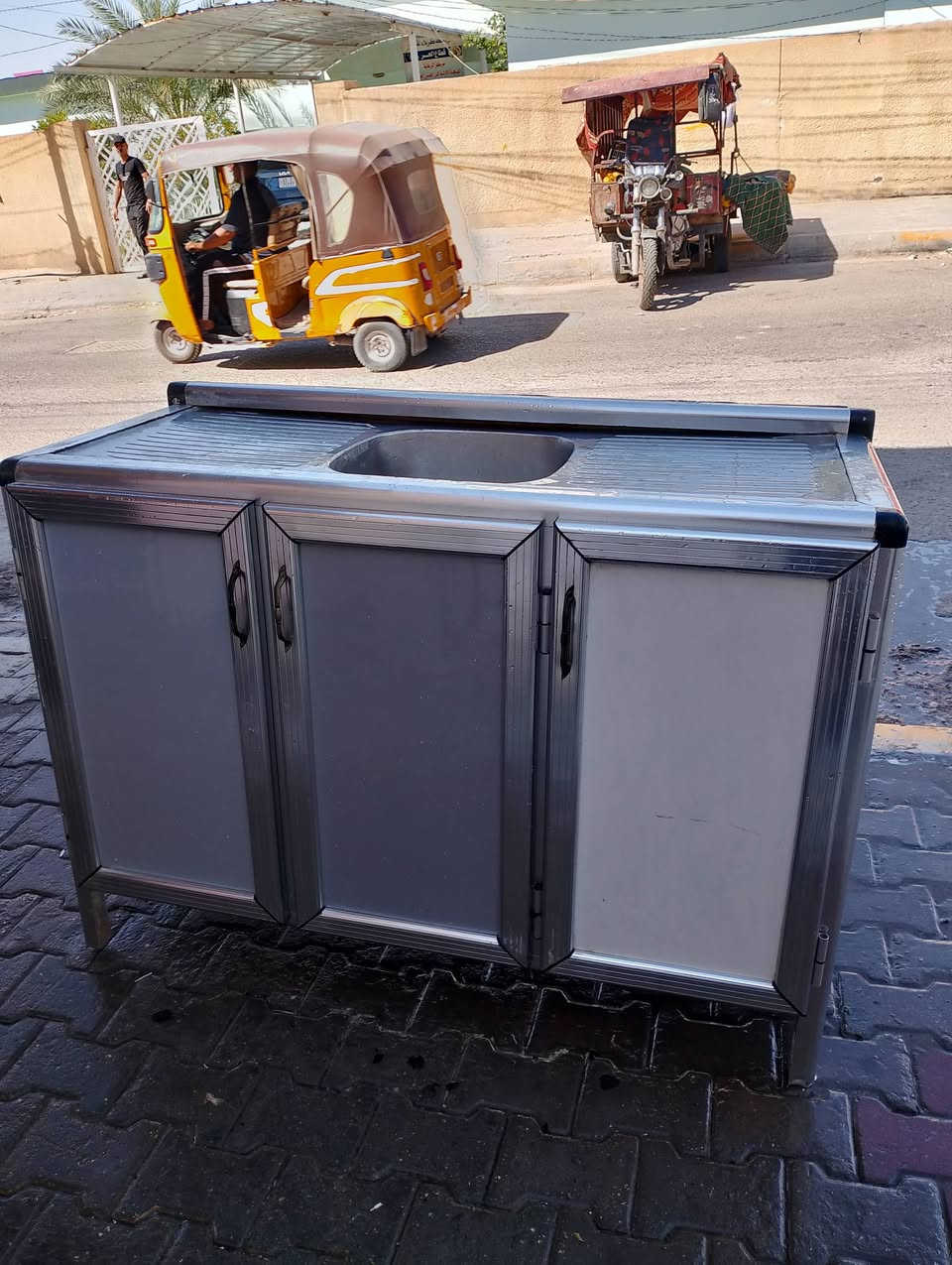 سلام عليكم كاونتر سنكي مترو30 نضيف جدا سعر 80وبي مجال حي العسكري لعابد ومقابل مستوصف ***********او***********
