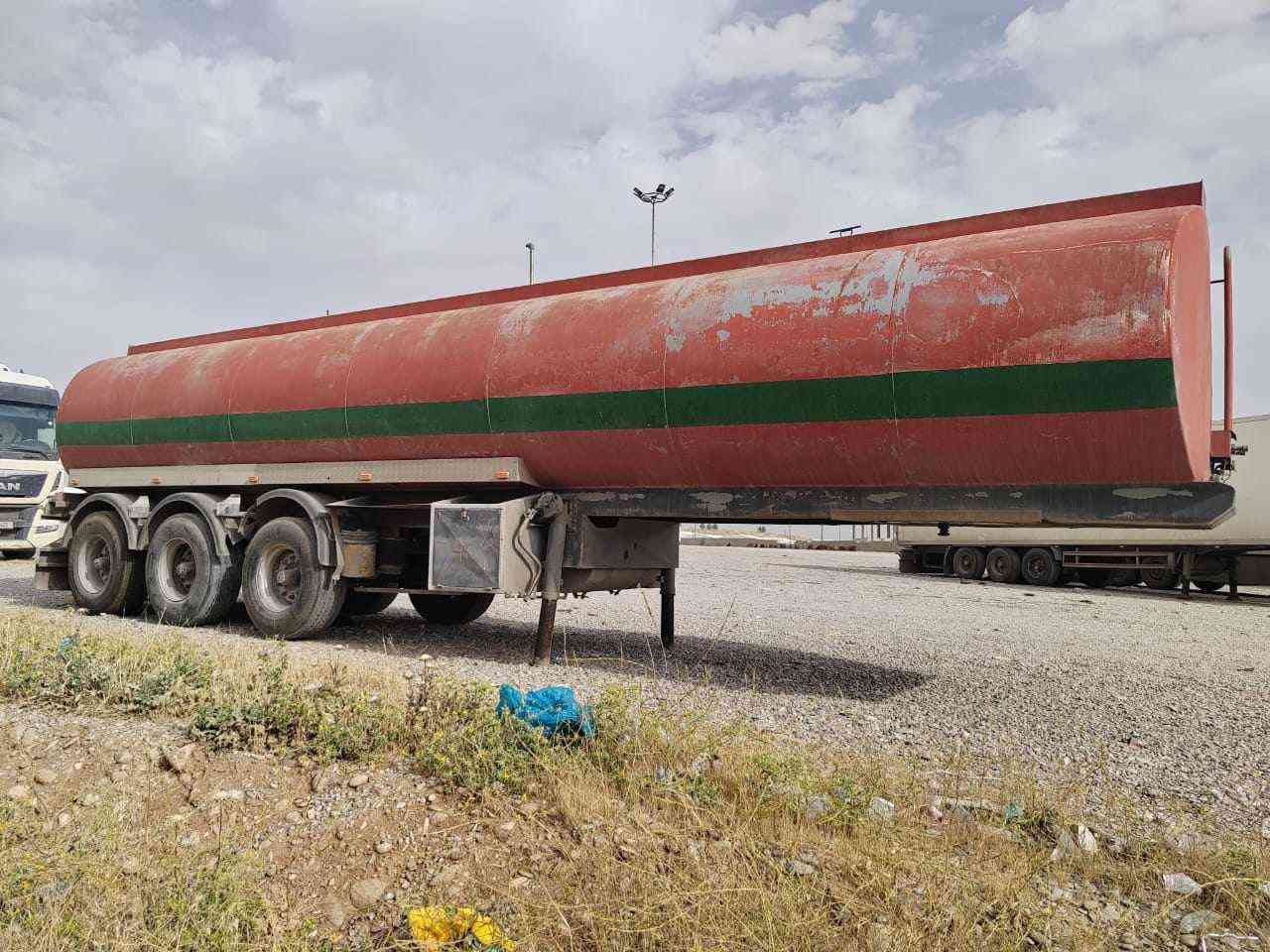 تەنکی
قاتعی کە بسە لە حیمی بیوە نیە ناویشی باکە ٢٧ تە ن و٣٠٠ نە فتا ئە گری دووجوت تایە ی تازە یە سە حالە کە ی نیوە یە قفلی تازە یە جایزە بۆئیش   علوجە  
لێجونو کونی نیە بەشەرت 
***********
