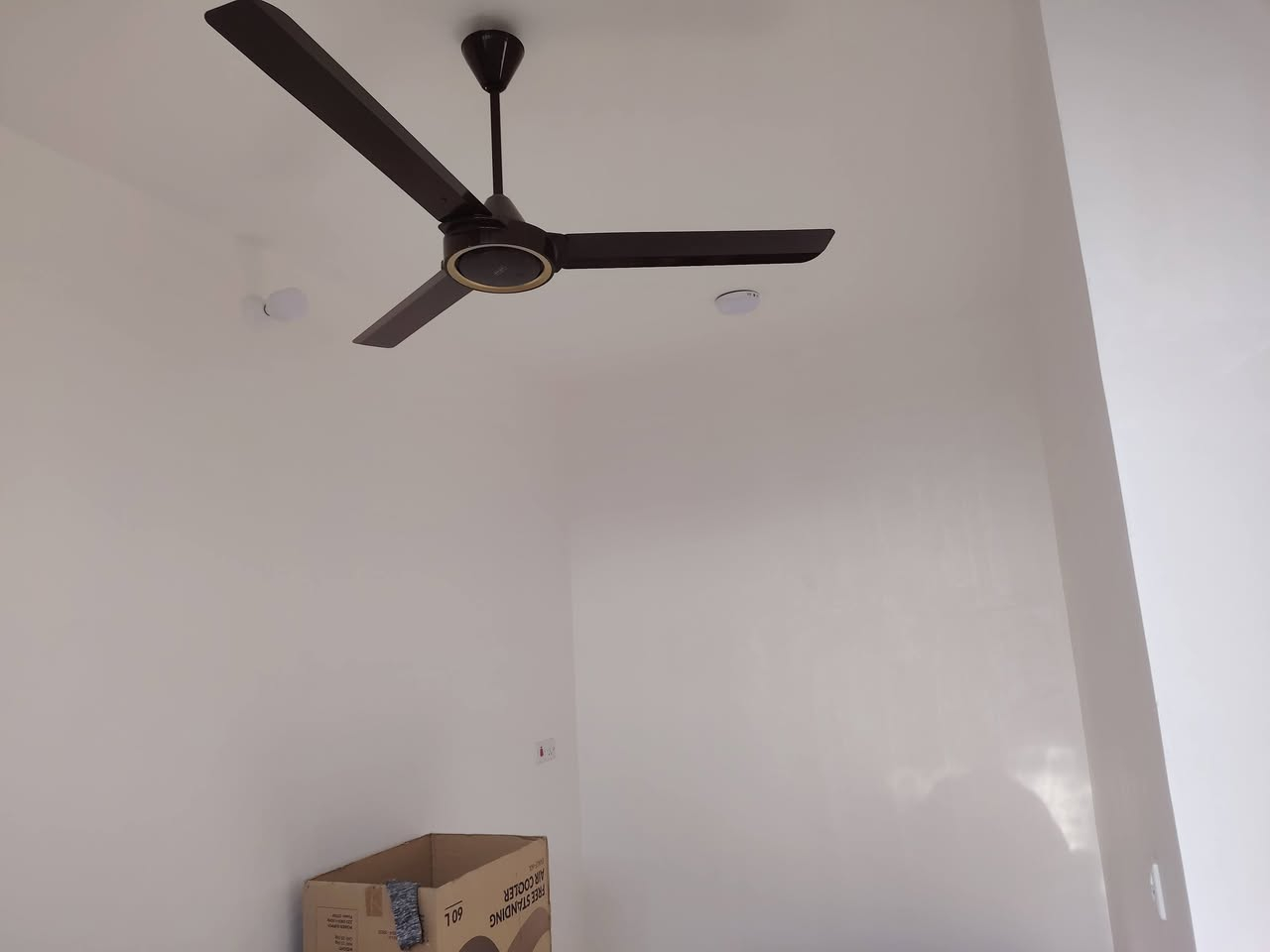 بيت البيع مساحة ميه متر طابقين غرفتين نوم وصاله وهول ومطبخ وصحيات داخلية سند ٢٥ طابو زراعي شارع تبليط البيت ركن على شارعين مقابيل دواجن حي الرحمن ***********
