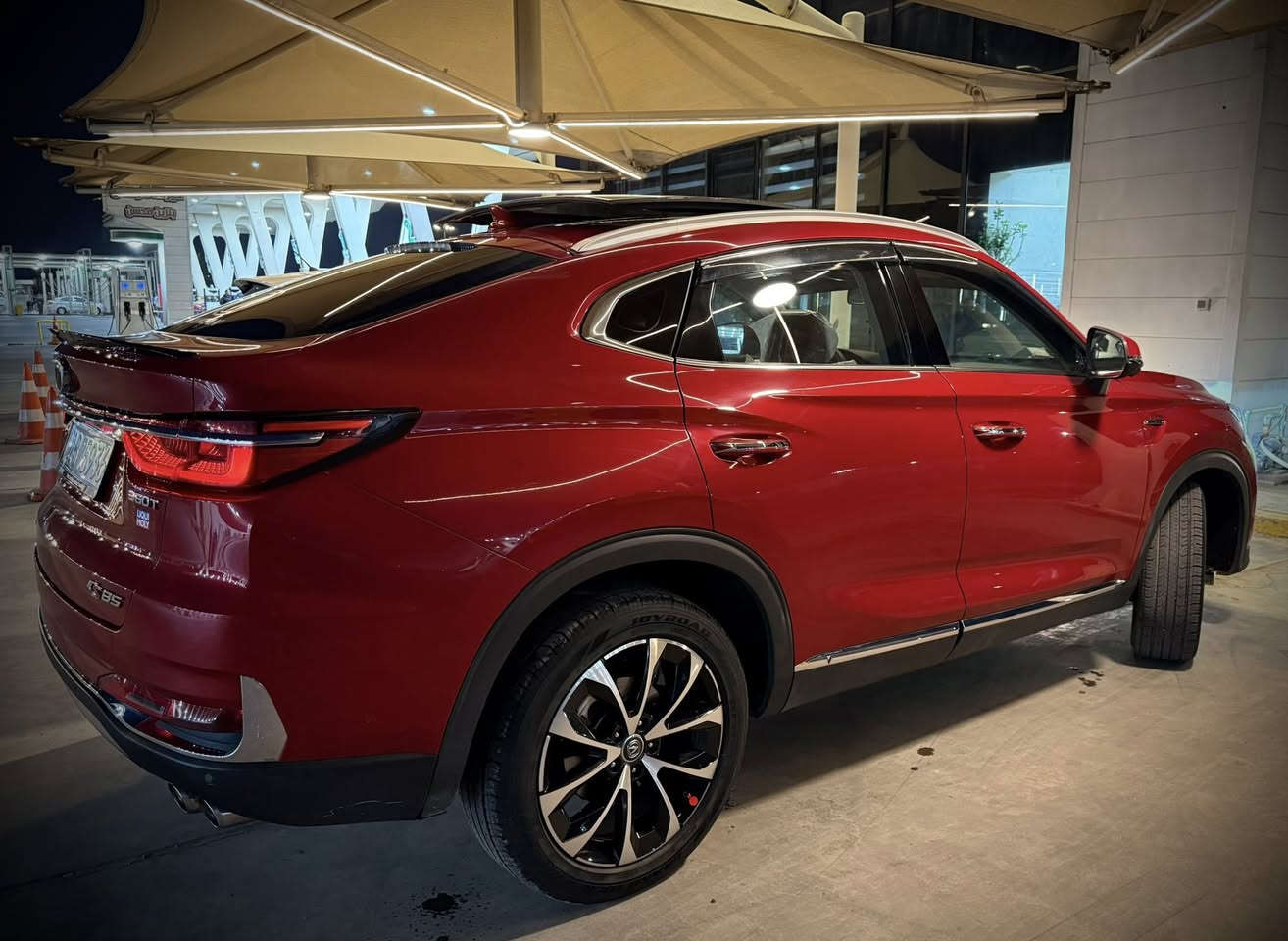 سلام عليكم

Changan CS85 موديل 2021 — بحالة ممتازة

سيارة SUV كوبيه رياضية تجمع بين القوة، الفخامة، والشكل المميز. مناسبة للاستخدام اليومي والسفر، وأداؤها قوي وثابت على الطريق.

المواصفات:  اعلى فئه 

 • محرك 2.0 لتر تيربو
 • قوة 233 حصان
 • قير أوتوماتيك 8 سرعات Aisin الياباني
 • شاشة معلومات كبيرة حديثة
 • فتحة سقف بانوراما
 • كاميرات 360° + حساسات أمامي وخلفي
 • مثبت سرعة
 • تشغيل بصمة + دخول ذكي
 • مقاعد جلد فاخرة
 • مكيف قوي جداً مناسب لجو العراق
 • أنظمة أمان متقدمة (ESP – ABS – وسائد هوائية متعددة)

مميزات السيارة:
 • تصميم رياضي فاخر يجذب الانتباه
 • ثبات عالي وتسارع ممتاز
 • سيارة مريحة وواسعة
 • صرفية وقود جيدة بالنسبة لمحرك تيربو قوي

حالة السيارة:
 • محرك وقير بحالة ممتازة
 • استعمال شخصي
 • لا تحتاج أي مصروف
 • جاهزة للفحص

تفاصيل السيارة:
 • اللون: احمر 🩸 
 • الممشى: 22 الف بعدها ب حالات وكاله
 • السعر المطلوب: 165 وبيها مجال 

للتواصل:
اتصال / واتساب: ***********
