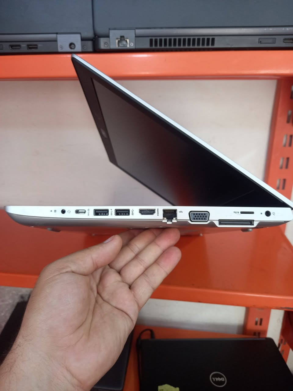 لابتوب hp   640 g4 
حجم الشاشة كبير 15.6 
الجيل السابع  
المعالج كور اي 5 الجيل 7
الهارد    256   ssd     m.2 
الرام 8.      ddr4 
كارت الشاشة  4  شير 
حجم الشاشة  14
الشاحنة اصلية 
يحتوي على منفذ تايب سي للشحن او نقل البيانات
نظام التشغيل ويندوز 10 عربي انكليزي 
الملحقات شاحنة وجنطة 
السعر   235
***********
***********
يوجد توصيل

متوفر 
تتوفر مجموعة لابتوبات بأسعار مناسبة ومواصفات مختلفة
