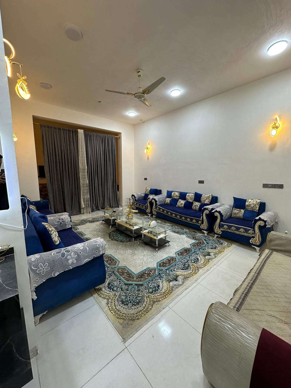 للبيع بيت ٢٠٠ م قرب ملعب كربلاء الدولي 
واجهه عشرة نزال عشرين 
بناء حديث 
الطابق الارضي غرفتين + حمامين + صالة + استقبال
الطابق الثاني غرفة عادية + سويت كامل
للاستفسار ***********
