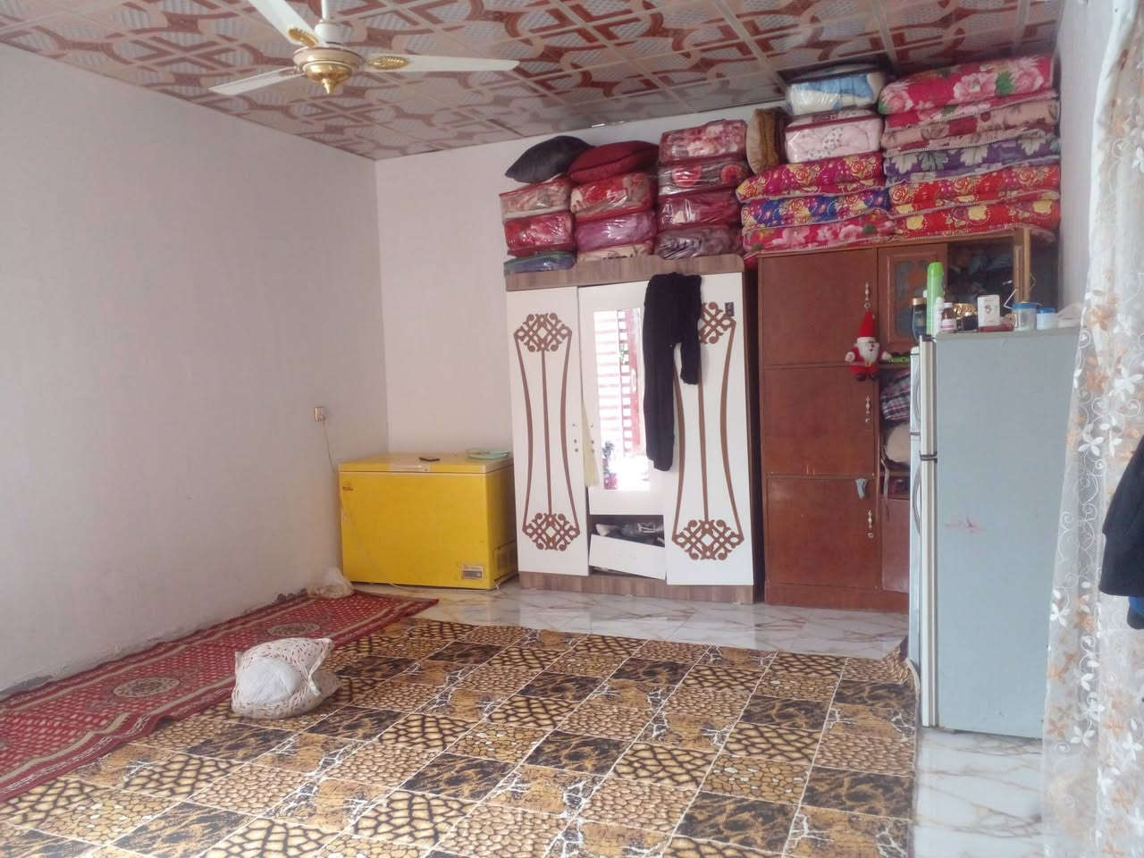 عندي البيت لبيع زراعي مساحته ٢٠٠متر بي غرفتين مطبخ حمام توليد صاله ديوانيه بناء بلوك عاده شارع ل صحن يم عمود ٤٦سعر ٤٣ ***********
