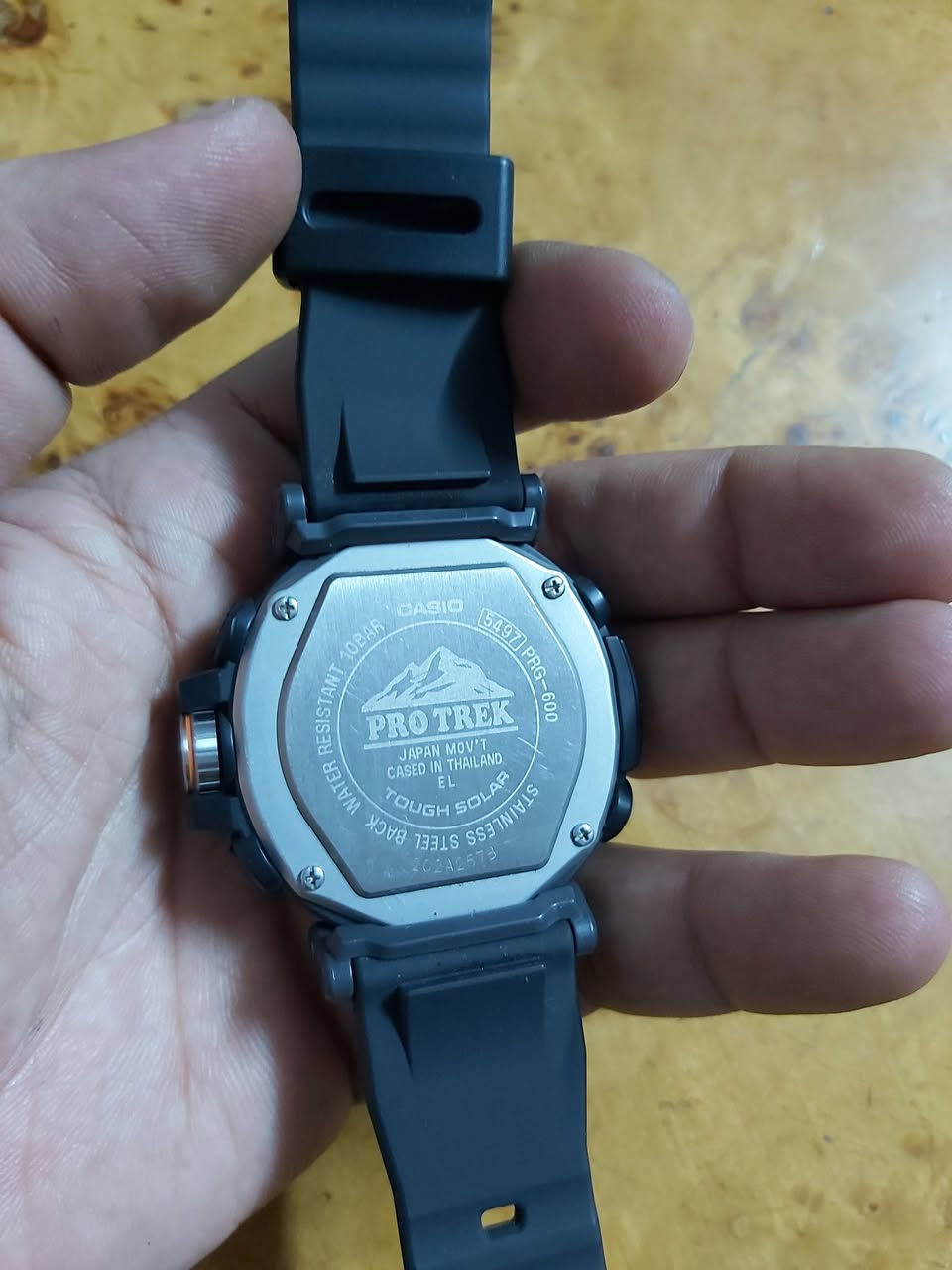 السلام عليكم
سعر الساعه 250 ألف يوجد توصيل 

الراتينج الحيوي / الفولاذ المقاوم للصدأ
الحزام
سوار قماشي (مصنوع من الزجاجات البلاستيكية المُعاد تدويرها)
مقاومة الماء
مقاومة الماء حتى عمق 100 متر
المقاومة البيئية
مقاومة درجات الحرارة المنخفضة (-10 درجات مئوية/ 14 درجة فهرنهايت)
مصدر الطاقة وعمر البطارية
ساعة تعمل بالطاقة الشمسية
ميزة المستشعر
نطاق قياس
مقياس الارتفاع: من -700 إلى 10000 م (من -2300 قدم إلى 32800 قدم)
وحدة القياس: 1 م (5 أقدام)
إشارة العقرب إلى فارق الارتفاع
قياسات الذاكرة اليدوية (لغاية 30 سجلاً، يتضمن كل منها الارتفاع والتاريخ والوقت)
بيانات السجل التلقائي (الارتفاعات العالية/المنخفضة، الصعود والهبوط التراكميان)
ميزات أخرى: بيانات الارتفاع النسبية (±100 م/±1000 م)،
الفاصل الزمني للقياس القابل للتحديد: 5 ثوانٍ أو دقيقتان
*ثانية واحدة لأول 3 دقائق فقط
*التحويل بين المتر والقدم
مقياس الضغط الجوي
نطاق العرض: من 260 إلى 1100 هكتوباسكال (من 7,65 إلى 32,45 بوصة زئبقية)
وحدة العرض: 1 هكتوباسكال (0,05 بوصة زئبق)
إشارة العقرب لفارق الضغط
الرسم البياني لتغيرات الضغط الجوي
منبه معلومات تغيرات الضغط الجوي (تشير الإشارة الصوتية والسهم إلى تغييرات مهمة في الضغط)
*التحويل بين الهكتوباسكال وبوصة الزئبق
بوصلة رقمية
لقياس الاتجاه وعرضه كنقطة واحدة من أصل 16 نقطة
نطاق القياس: من 0 إلى 359 درجة
وحدة القياس: درجة واحدة
قياس متواصل لمدة 60 ثانية
إشارة العقرب إلى الشمال
معايرة ثنائية الاتجاهات
تصحيح الانحراف المغناطيسي
مقياس الحرارة
نطاق العرض: من -10 إلى 60 درجة مئوية (من 14 إلى 140 درجة فهرنهايت)
وحدة العرض: 0,1 درجة مئوية (0,2 درجة فهرنهايت)
*التحويل بين درجة الحرارة المئوية ودرجة الحرارة بالفهرنهايت
التوقيت العالمي
29 منطقة توقيت (29 مدينة + التوقيت العالمي المنسق)، الوصول إلى منطقة التوقيت العالمي المنسّق بلمسة واحدة، تشغيل/إيقاف تشغيل التوقيت الصيفي، تبديل المدينة المحلية/مدينة التوقيت العالمي
ساعة الإيقاف
ساعة إيقاف بدقة 1/100 ثانية
قدرة القياس: 23:59'59.99''
أوضاع القياس: الوقت المنقضي، وقت الانقسام، أوقات المكانَين الأول والثاني
مؤقت
مؤقت العد التنازلي
وحدة القياس: ثانية واحدة
نطاق العد التنازلي: 60 دقيقة
نطاق ضبط وقت بدء العد التنازلي: من ثانية واحدة إلى 60 دقيقة (بمعدل زيادة ثانية واحدة، معدل زيادة دقيقة واحدة)
المنبه/إشارة الوقت بالساعة
5 منبهات يوميًا
إشارة الوقت بالساعة
الضوء
إضاءة LED مزدوجة
إضاءة LED للوجه (إضاءة LED تلقائية بالكامل، مدة إضاءة قابلة للتحديد، إضاءة الشفق)
إضاءة LED خلفية لشاشة العرض الرقمي (إضاءة LED تلقائية بالكامل، مدة إضاءة قابلة للتحديد، إضاءة الشفق)
لون الضوء
ضوء LED: أبيض
تقويم
تقويم تلقائي كامل (حتى عام 2099)
ميزة كتم الصوت
تشغيل/إيقاف تشغيل نغمة عملية الزر
ميزة التصحيح التلقائي لموضع العقارب
التصحيح التلقائي لمكان العقرب الأصلي
ميزة توفير الطاقة
توفير الطاقة (تختفي شاشة العرض وتتوقف العقارب لتوفير الطاقة عند ترك الساعة في منطقة مظلمة)
عرض/تنبيه بمستوى شحن البطارية
مؤشر مستوى شحن البطارية
وقت التشغيل
وقت تشغيل البطارية التقريبي:
7 أشهر للبطارية القابلة لإعادة الشحن (فترة التشغيل مع الاستخدام العادي من دون التعرض للضوء بعد الشحن)
25 شهرًا للبطارية القابلة لإعادة الشحن (فترة التشغيل عند تخزينها في مكان مظلم تمامًا مع تشغيل ميزة توفير الطاقة بعد اكتمال الشحن)
الدقة
الدقة: ±15 ثانية في الشهر
ميزات أخرى
تنسيق 12/24 ساعة
ميزة إزاحة العقرب (يدويًا أو تلقائيًا (خلال قياسات الارتفاع، والضغط الجوي، ودرجة الحرارة))
تسجيل منتظم للوقت:
تناظري: 3 عقارب (الساعات، الدقائق (يتحرك العقرب كل 10 ثوانٍ)، الثواني)
رقمي: الساعات، الدقائق، الثواني، صباحي/مسائي، التاريخ، اليوم


**إذا كنت صاحب هذا الإعلان وتريد حذفه لأي سبب، رجاءا أرسل رسالة إلى الدعم الفني**