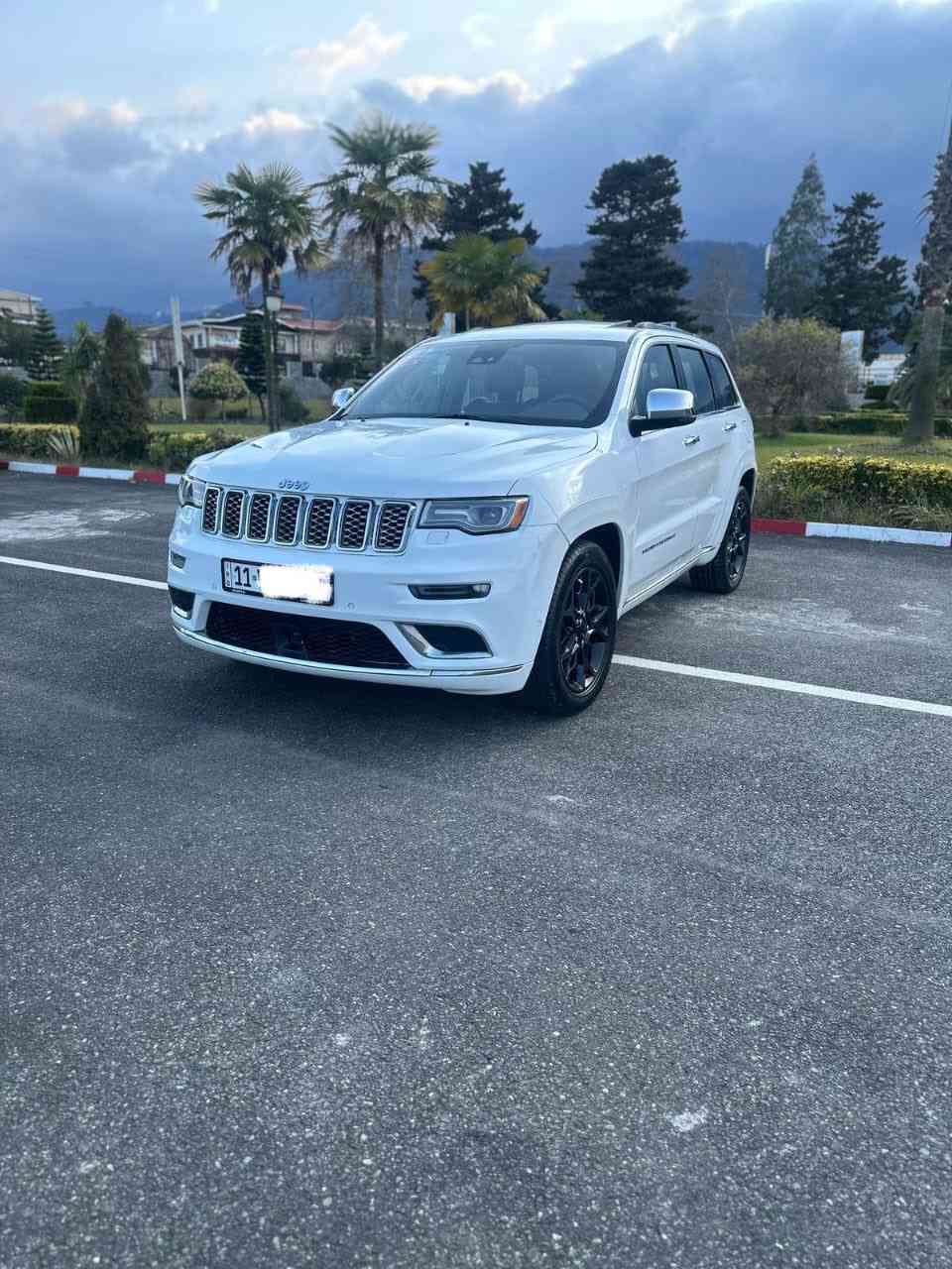 السلام عليكم انسب سعر بل سوك
جيب سومت فول مواصفات محرك 6 سلندر 3600
الموديل  2014 
لون ابيض
رقم بغداد 
وارد امريكي 
حادثها 3 قطع الامامية فقط
جكات 
ماوس تحكم مودات القيادة
سستم سماعات هارمن كاردن harman/kardon
دمام بالجنطه 
-بصمة تشغيل وابواب
-جنطة كهرباء
-حساس امامي خلفي
-رادار امامي
-رادار جانبي
-نقطة عمياء 
-مصابيح LED 
-مصابيح متحركة مع المقود
-تدفئة مقعد السائق والراكب
-تبريد مقعد السائق والراكب
كراسي السائق والراكب كهرباء
-تدفئة المقود
-مقود كهرباء
-المقاعد من الجلد ومختم SUMMIT
-نظام قيادة اقتصادي ورياضي وعادي
-شفتات ستيرن
وبلوجكترات LED.
-شاشة كبيرة 
-15 سماعة  
-نظام الملاحة والخرائط
-نظام تثبيت السرعة (الكروز)
-نظام تحديد المسار
-كاميرا دوارة اصلي
-تدفئة بالمرآة
-مرآة جانبية قلاب عند الرجوع
 -مرآة تعتيم عاكسة للضوء داخلية وجانبية
-اطارات حجم 20 اصلي
-بانوراما ع طول السقف
شاشة ودشبول مبرمجات نضام SRT مع الاوبشنات 
وباقي مواصفات السومت معروفه
السعر مناسب جدا
العنوان بغداد 
الاستفسار 
***********
