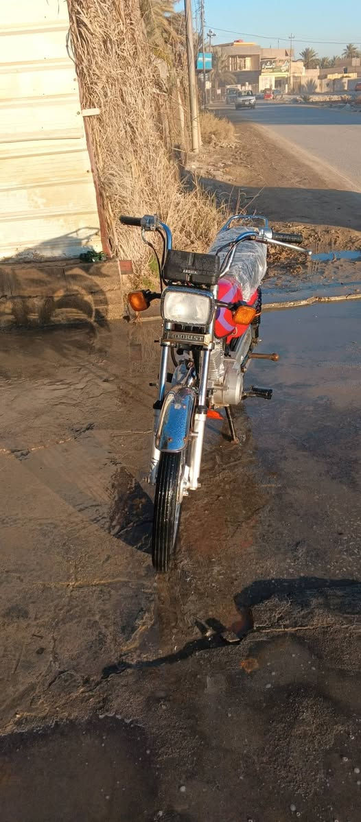 سلام عليكم دراجه اربعه كير ارشه أوراق اوصولي دراجه نضيفه فقط مكينه مفتوحه مره وحده فقط  السعر 600 استفسار خاص او رقم *********** مكاني كربلاء الحر قرب جامع علي الهادي
