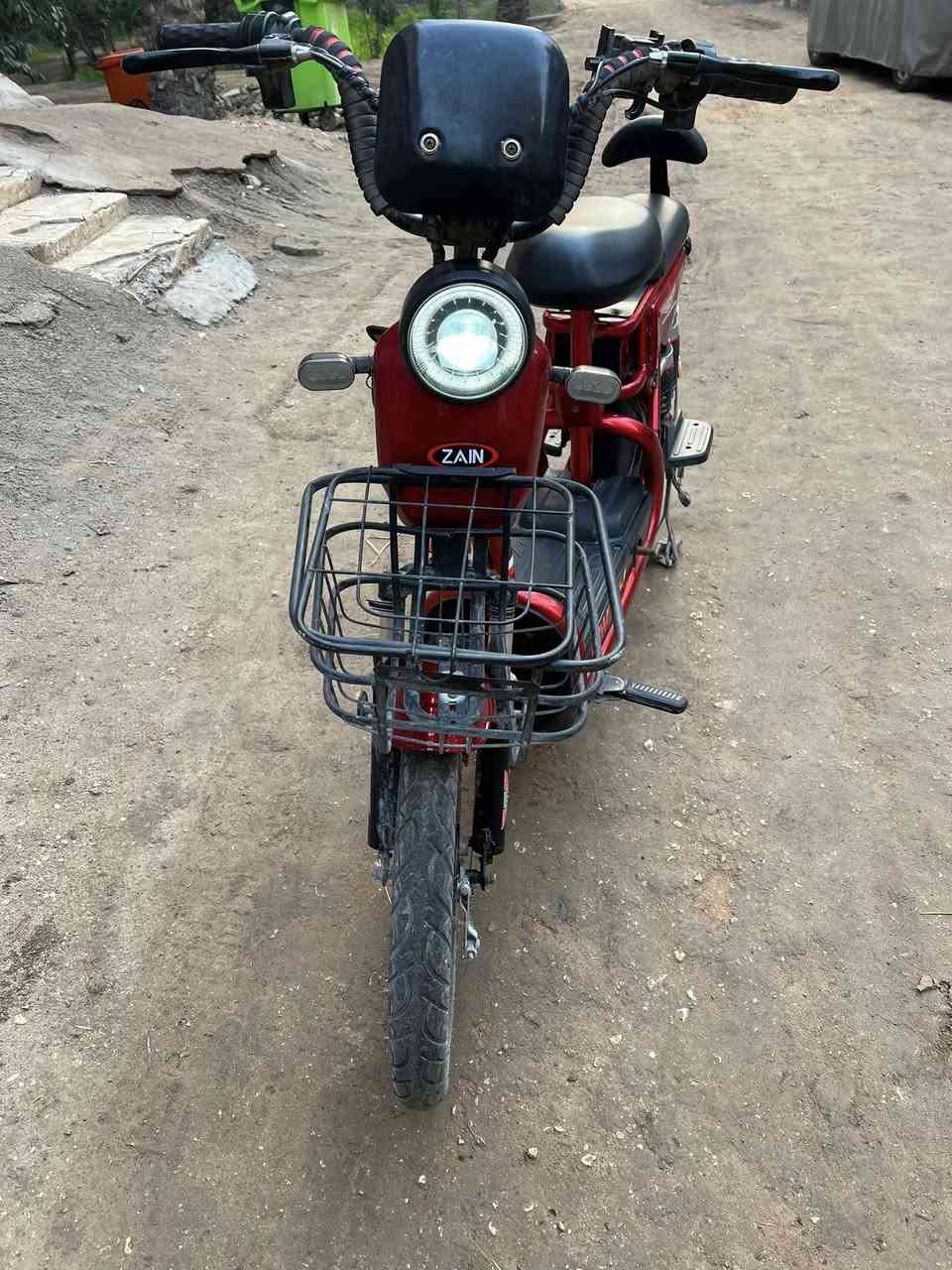 السلام عليكم باسكل شحن للبيع جداً نظيف استخدام اقل السنه مثل ما موضح بالصور كلشي شغال اشاير لايت هورن شحن فول شاحنته موجودة بس  خلي اكون صريح اوياكم علمود الشخص الي يريد يشتري يكون علئ بينه مثل ما تعرفون البطاريات كل سنة لازم يتبدلن هسا بطارياته نص عمر يعني يمشي 30 هسا والباقي كلشي بي جيد جدا العنوان كربلاء باب بغداد قريب علئ فندق البارون رقم الهاتف *********** السعر 225 بي مجال بسيط حك الجيه
