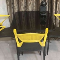 ميز • ٣ كراسي • للبيع