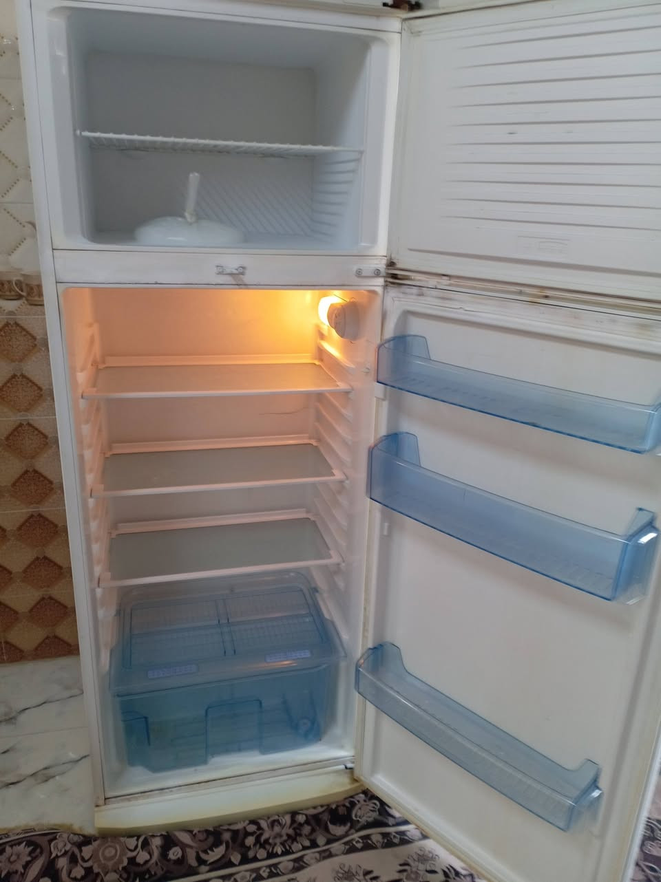 ثلاجة للبيع نضيف شغاله بل شرط حجم 20 قدم السعر 150 بي مجال الرقم ***********
