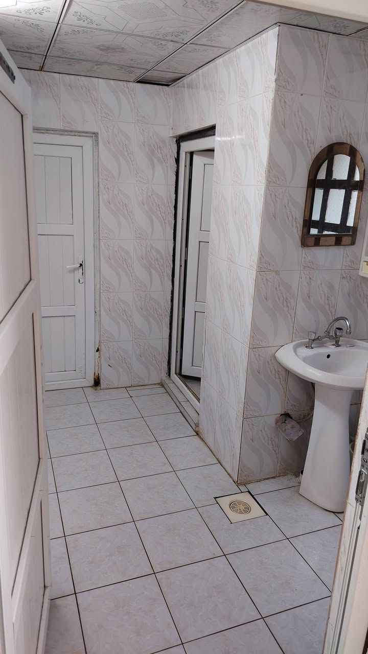 🏠 بيت للبيع – برطلة / حي النسيم
📍 موقع مميز داخل حي النسيم
✨ تفاصيل البيت:
📐 المساحة: 300 متر
📏 الواجهة: 25 متر
🚗 كراجين سيارات
🍳 مطبخ واسع
🛋 غرفة استقبال مرتبة
🍽 غرفة طعام مستقلة
🛏 3 غرف نوم
✔️ تصميم عملي
✔️ مساحة كبيرة وواجهة عريضة
✔️ مناسب للعوائل
✔️ منطقة هادئة وقريبة من الخدمات
💰 السعر: (يُذكر عند الاتصال / قابل للتفاوض)
📞 للاستفسار: ***********
🚫 يرجى الاتصال للجادين فقط
