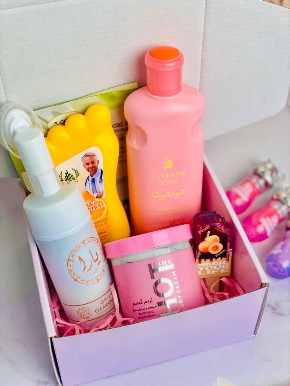 ✨🎀 بوكس العناية المتكامل 🎀✨
دلعي نفسج أو سويها هدية مرتبة وناعمة 

محتويات البوكس 👇😍

🧖‍♀️ ماسكات ورقية عدد (2) – ترطيب فوري ونضارة سريعة
🫧 غسول الوجه يارا – تنظيف عميق وإحساس انتعاش
🤍 لوشن مبيض اليدين والجسم جورجينا – نعومة وتفتيح تدريجي
🍑 تنت الخوخ للخدود والشفاه – لون طبيعي يجنن وثابت
🦶 كريم مرطب قدم – يخفف التشققات وينعم القدمين
✨ كريم الجسم هوت مبيض ومرطب مركز – إشراقة ولمعان مع ترطيب قوي

بوكس واحد بيه كلشي تحتاجينه للعناية اليومية 💕
ترطيب ✨ تفتيح ✨ نعومة ✨ ريحة حلوة


**إذا كنت صاحب هذا الإعلان وتريد حذفه لأي سبب، رجاءا أرسل رسالة إلى الدعم الفني**