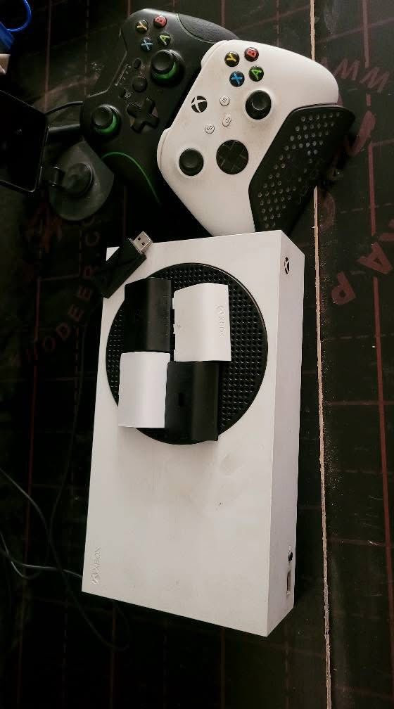 السلام عليكم للبيع سيريس اس نظافة 99 بالمية لوك ما مستخدم هواي ابداً ويا جوستك اضافي وقاعدة شحن للجوستكات سعرة 300 الجهاز نظيف جداً استخدام بسيط كامل ملحقات وكارتون للتواصل ***********
