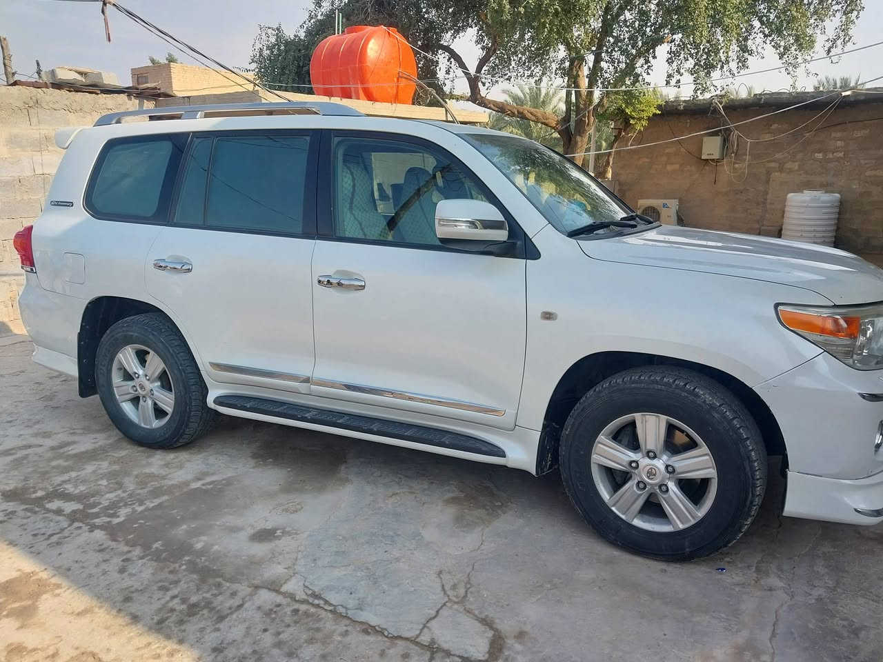 السلام عليكم  لاندكروز ستينيه  معروفه المواصفات   فول  واحد على واحد ***********
