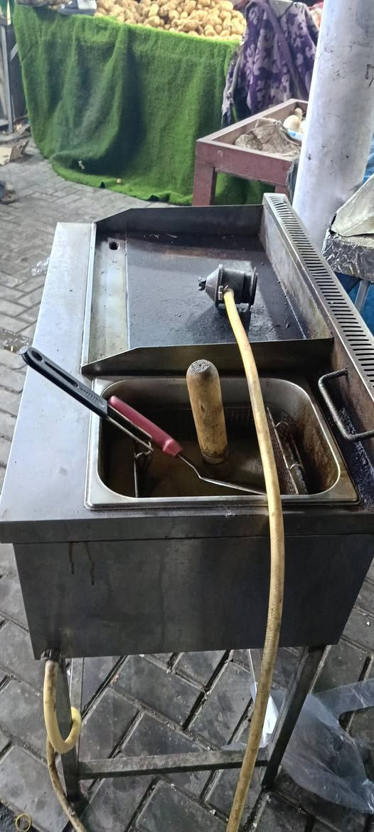 غراض مطعم البيع السعر خاص طباخ مال فلافل وطاوات وقلايه مال همبركر ومال فنكر وعربانه وخلاطات عصير وجام خانه وبنكات عدد 2جداريات سعرخاص *********** وتساب
