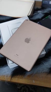 آيباد سفن ١٢٨ • ذهبي • مقفل برمز