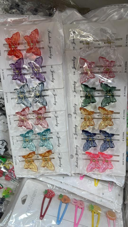 نحن نضع بين يديك مجموعتنا الحصرية من إكسسوارات الشعر والحلي، المصممة بعناية لتناسب أرقى الأذواق وتواكب الموضة العالمية.البيع بالدرزن فقط مع التوصيل لجميع المحافظات للحجز ارسل رسالة او اتصل *********** واتساب
