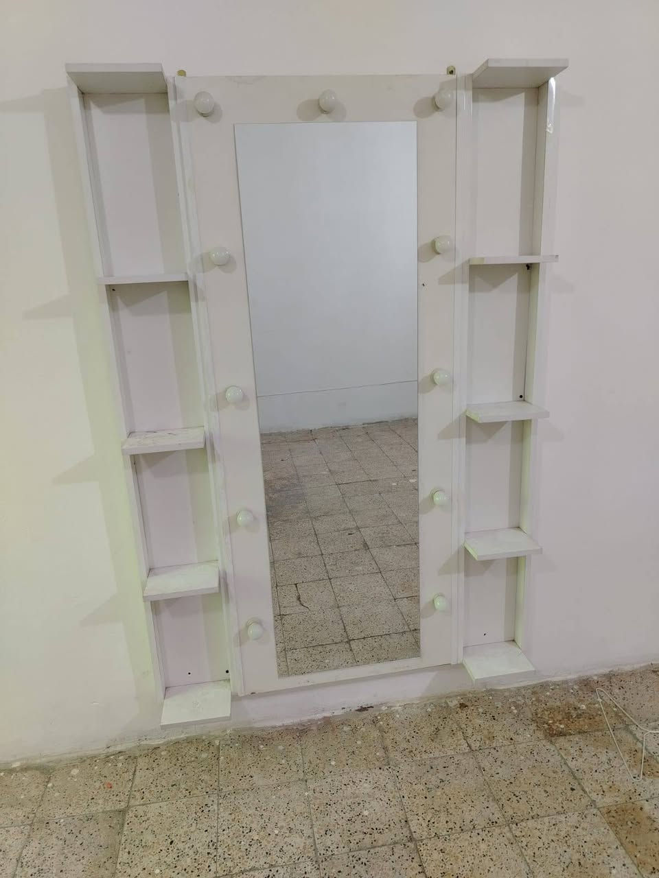 السلام عليكم مرايه ام الرفوف السعر ٥٠ مكان الحبيبية *********** متوفر واتساب
