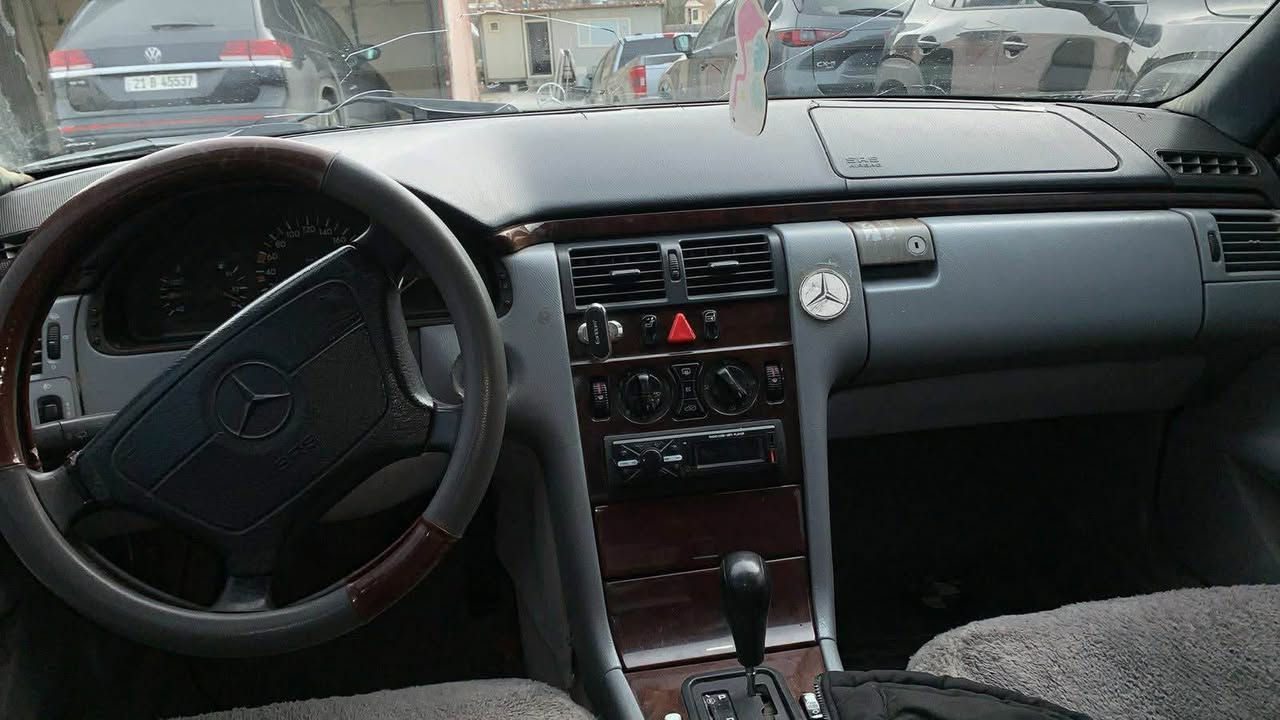 مارسیدس ئفرید مودیل 1998 مەنەفیستی لەگەلە مەکینەی شەش بستونی عةدلة  توماتیکە بەشەرتي گیر و مەکینە نوقسانی تیا نیە و زور تازەیە نرخی35گەلاو مەجالئ تیایە گورینەوەش اکەم بە شتیک بەدلم بیت ژ.م *********** *********** كالار, السليمانية
