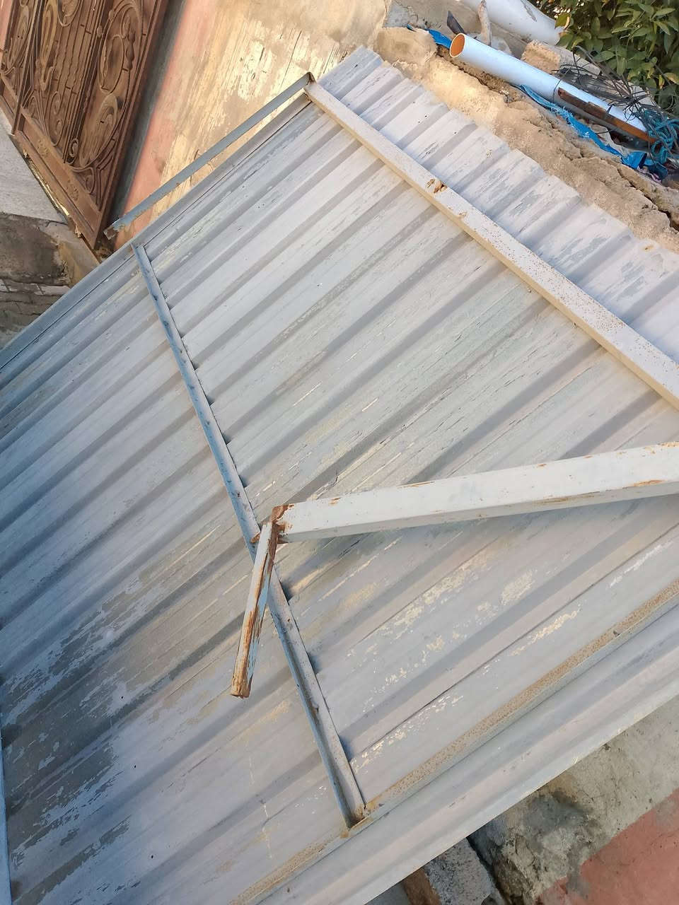 السلام عليكم سقفيه للبيع نظيفه كل عيب ما بيها قطعتين زائدا هذا الباب وياهن سعرهم مناسب ***********
