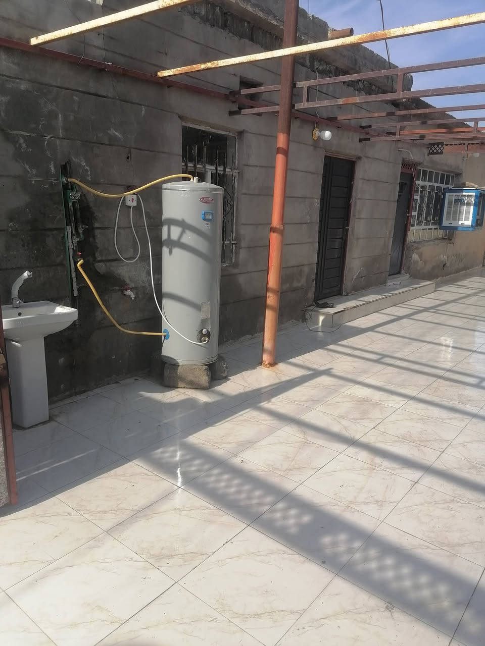 السلام عليكم
بيت الليجار نهاية بعاجة عل سايدين غرفتين وهول وربعة جبيرة بيت جديد كلو سيراميك مرتب وحلو
الايجار 250
***********
