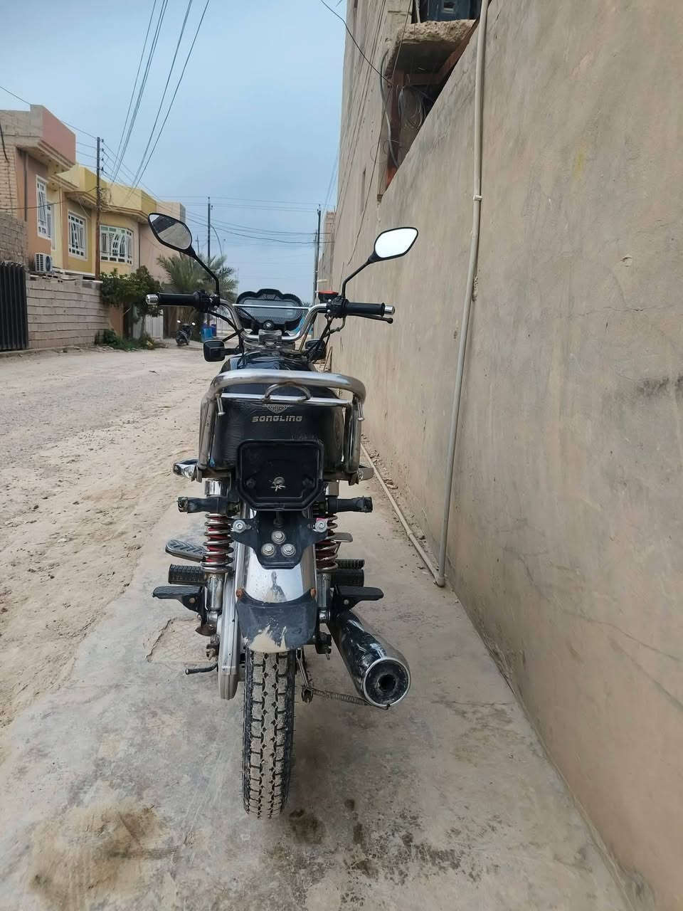 ايراني مديل ٢٤ للبيع او مراوس حسب القناعه محرك مفتوح لاتنقيص ولا تبخير
نواقصها اشاير وره وبك لايت والباتري ضعيف  المكان بغدادابو غريب السعر 350الف وبي مجال اشويه
اتصال ‏‪0774 823 2579‬‏
